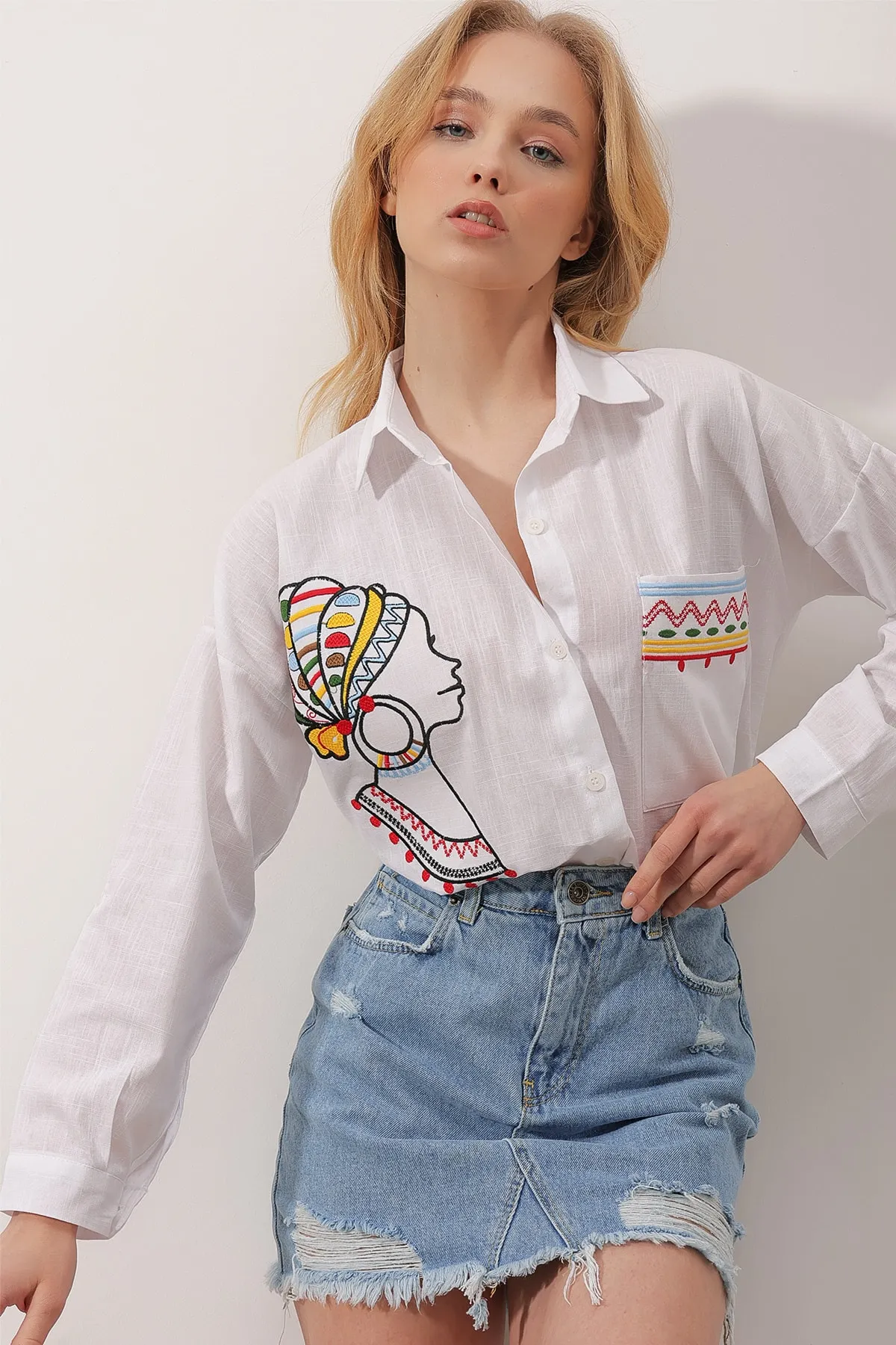 Trend Alaçatı Stili  Weißes besticktes Leinenhemd für Damen ALC-X9830