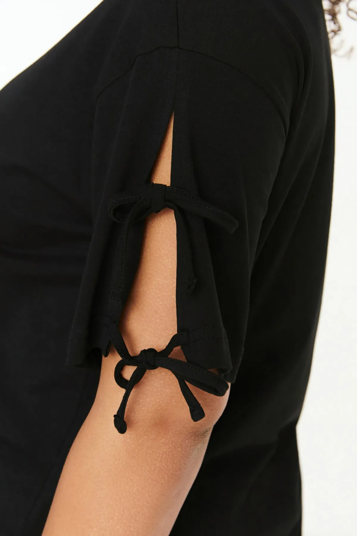 Trendyol Curve  Schwarzes, detailliertes Strick-T-Shirt mit Ärmeln TBSSS22TS2291