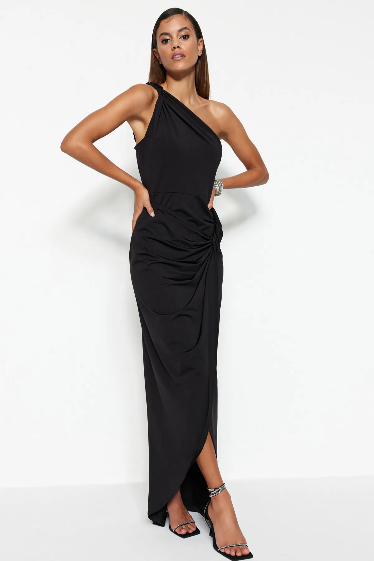 Trendyol Collection  Schwarzes, zweireihiges, langes Abendkleid aus Strick TPRSS23AE00056