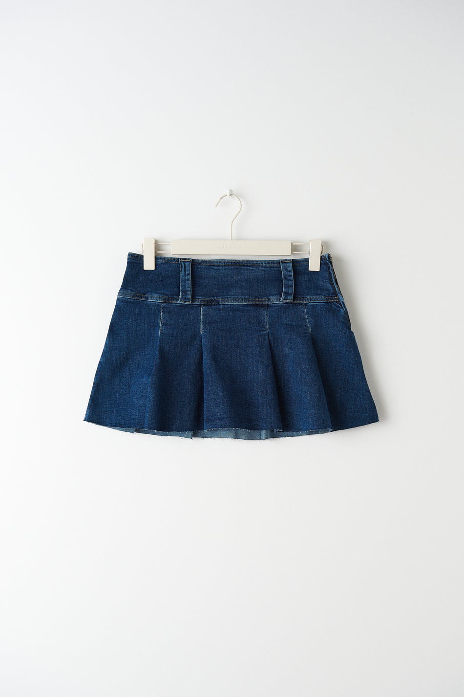 Low pleated denim skirt