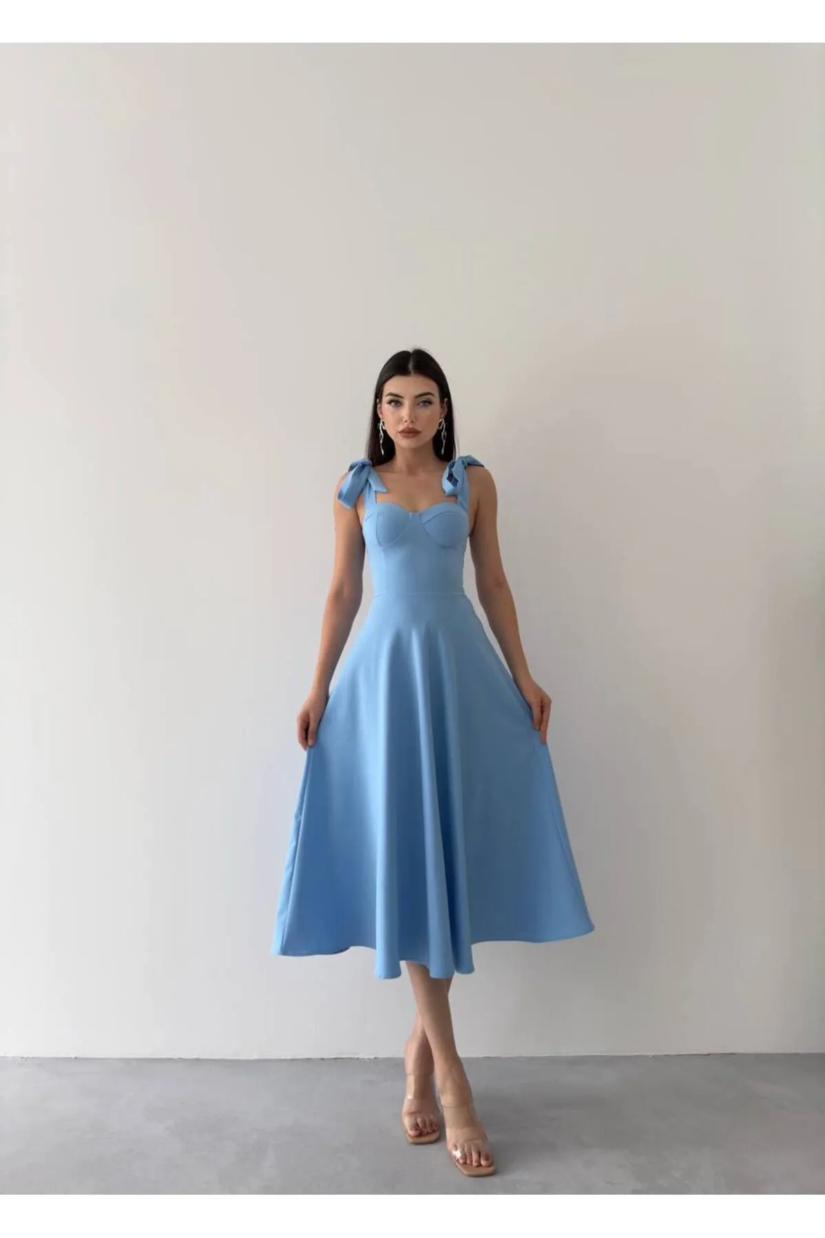 SONREİR  MIDIKLEID MIT HOSENTRÄGERBINDUNG UND HERZKRAGEN