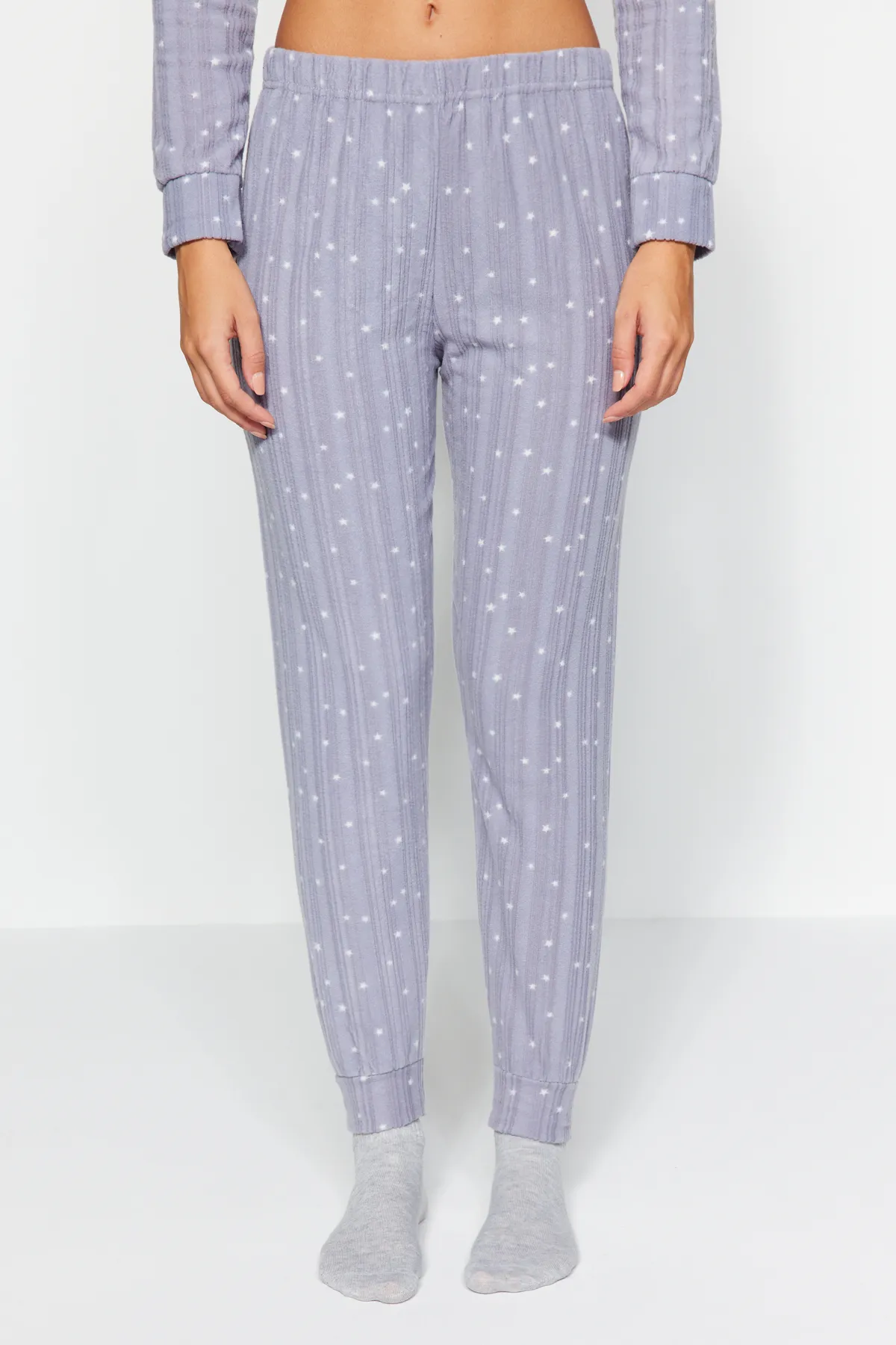 Trendyol Collection  Geräuchertes Wellsoft-Pyjama-Set aus T-Shirt und Hose mit Teddybär-Muster THMAW24PT00174