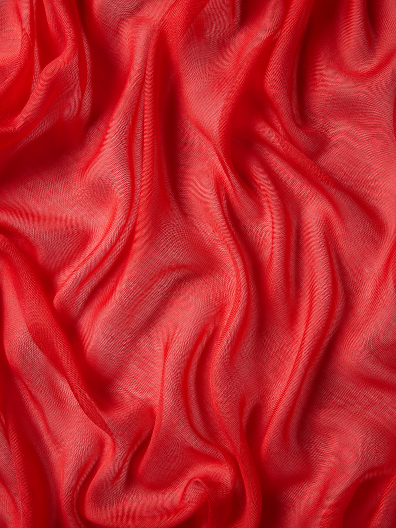 Schal mit ausgefranstem Saum in rot