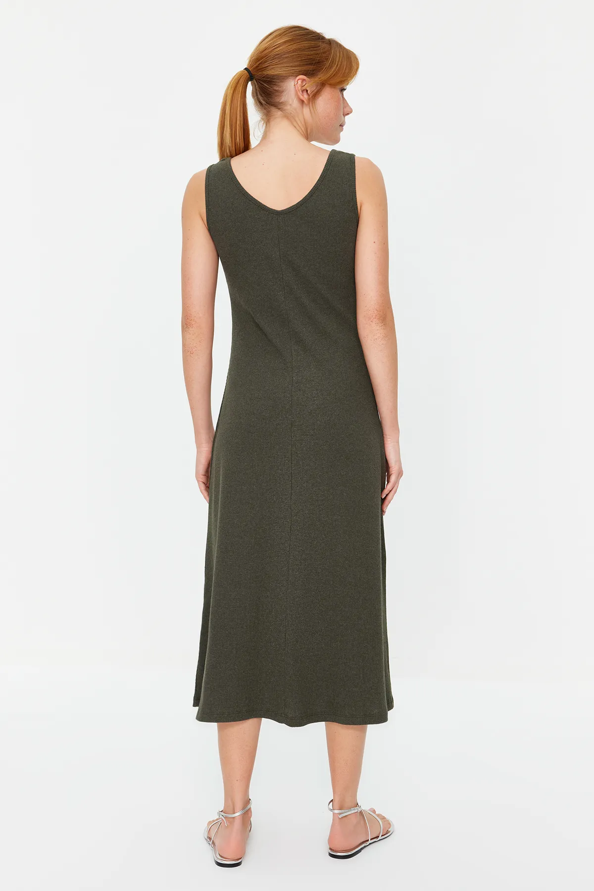 Trendyol Collection  Khakifarbenes, geripptes Midi-Strickkleid in A-Linie TWOSS22EL2964