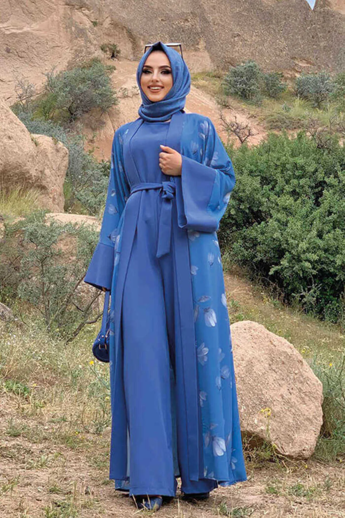 Bym Fashion  Gemustertes Abaya-Jumpsuit-Set mit schlichtem Taschendetail, Gürtel und ärmellosen Ärmeln 8312 Indigo