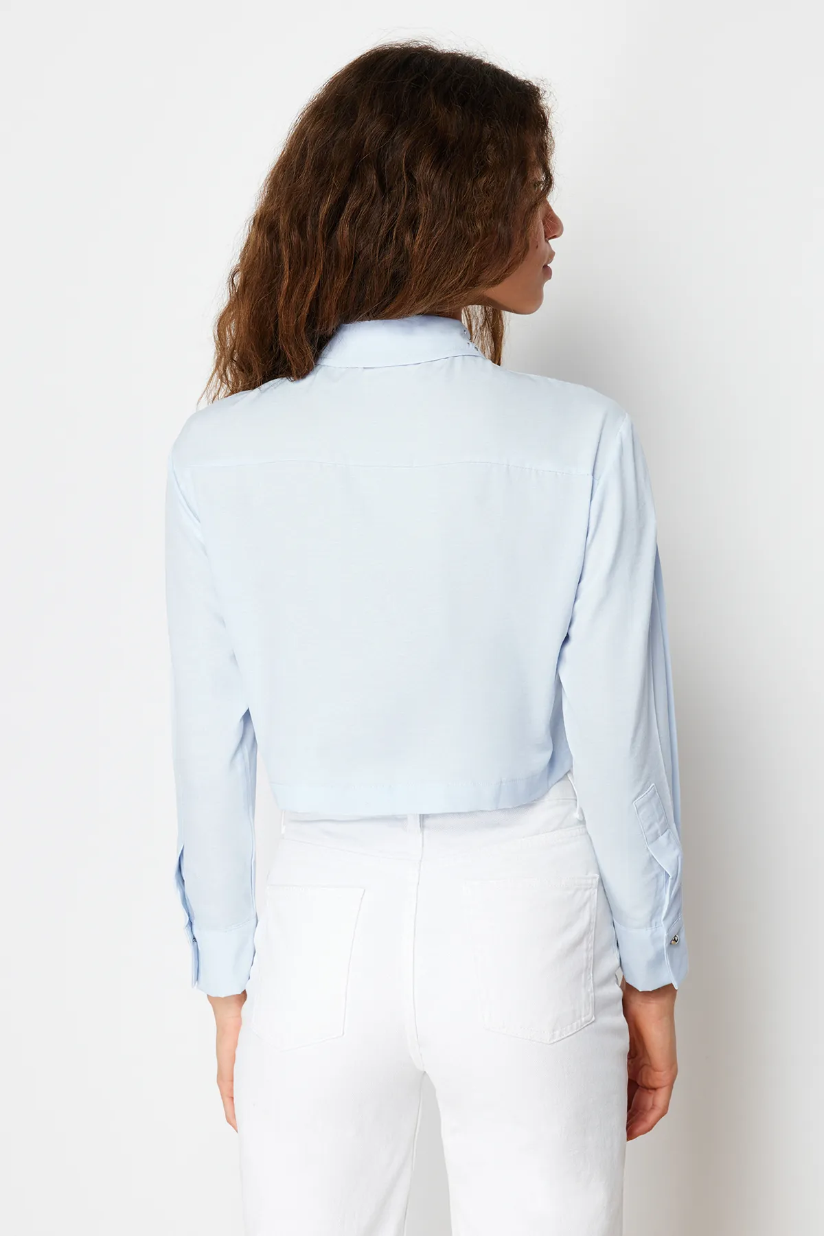 Trendyol Collection  Hellblaues, steinernes, kurz geschnittenes, gewebtes Baumwollhemd TWOSS24GO00109