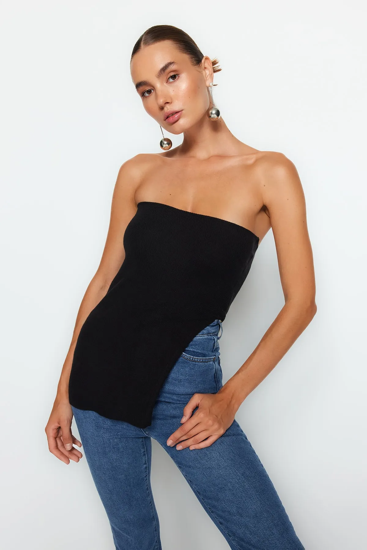 Trendyol Collection  Schwarze, trägerlose, geschlitzte, detaillierte Bluse aus Premiumgarn/Spezialgarn TWOAW24BZ00131