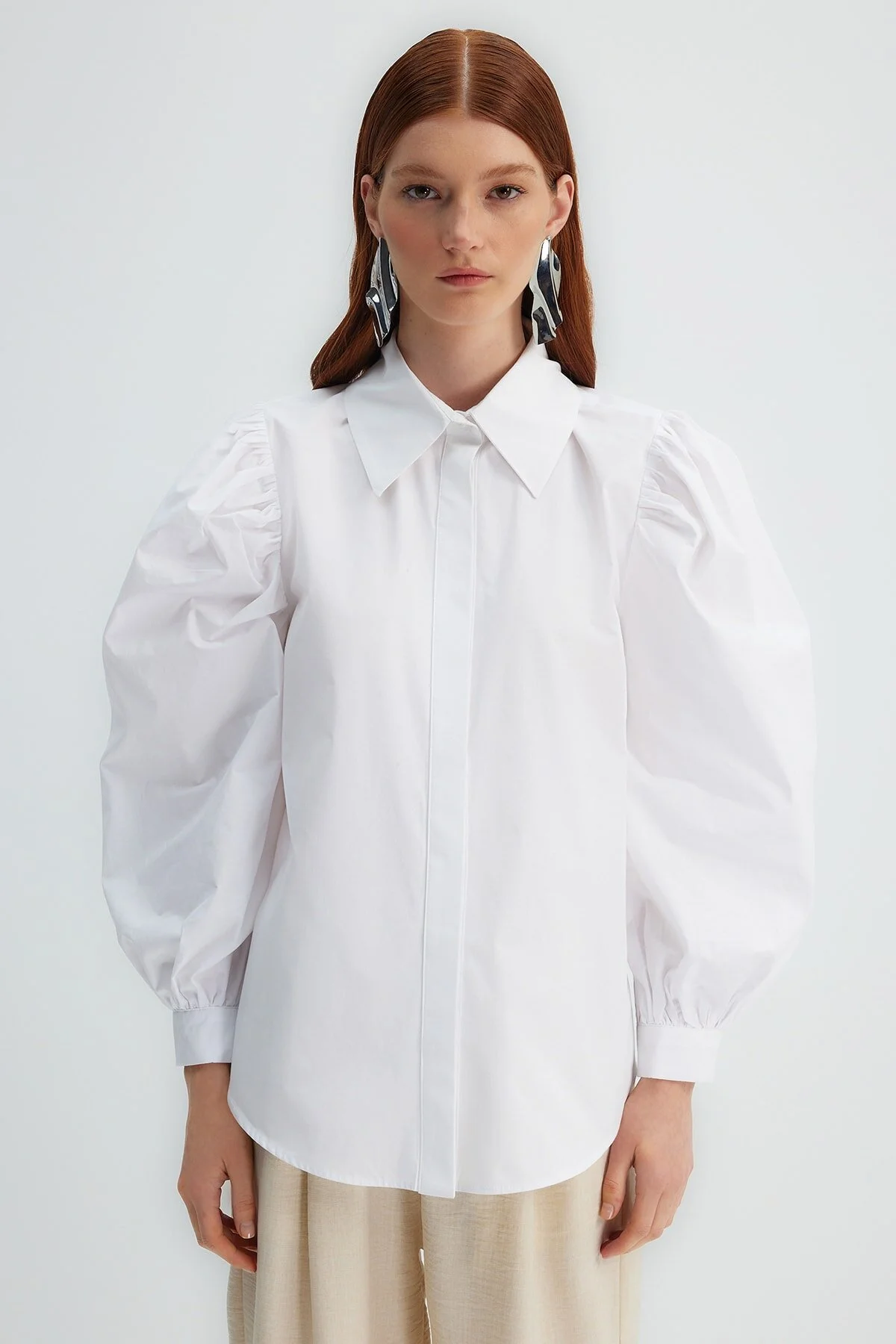 Trendyol Modest  X Kevser Sarıoglu Weißes Hemd mit großem Kragen und Ballonärmeln aus 100 % gewebter Baumwollpopeline TCLSS23TG00008