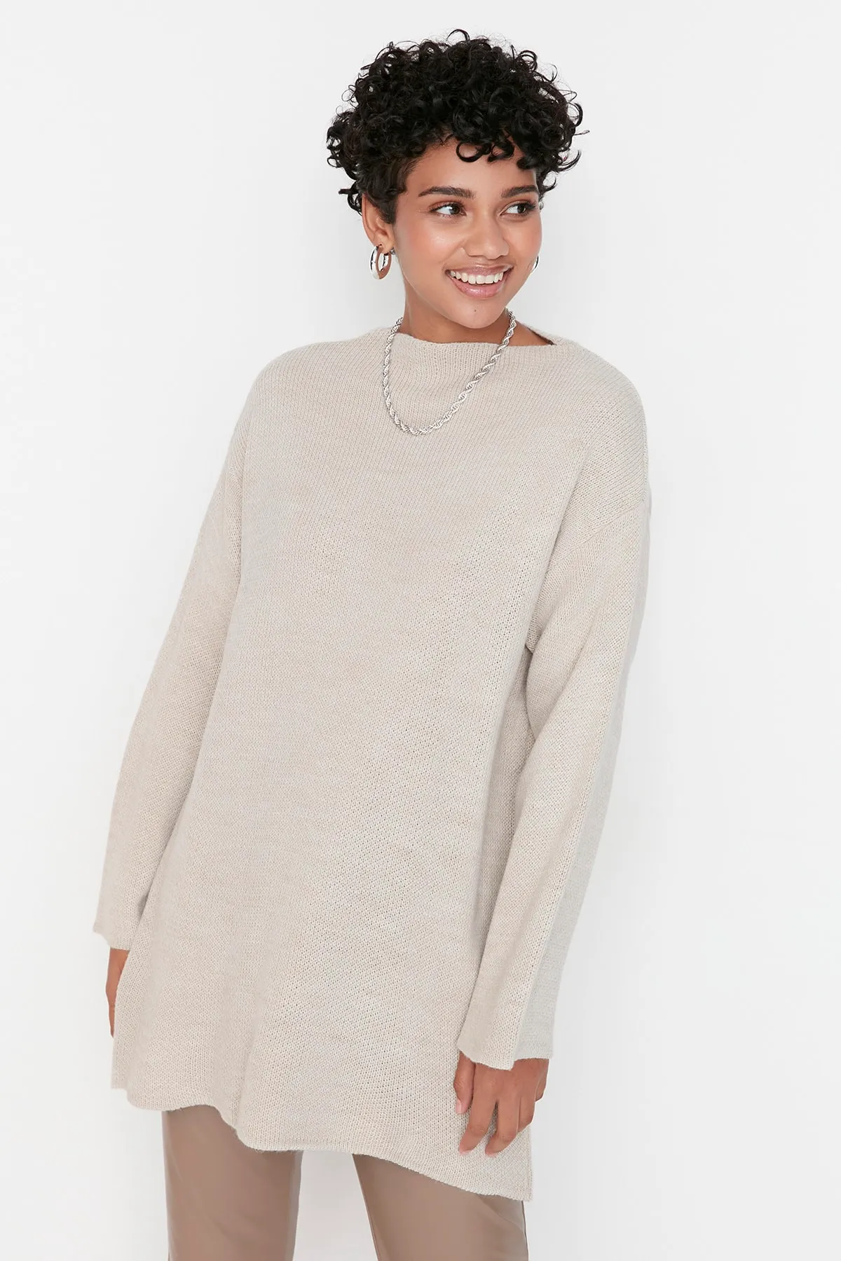 Trendyol Modest  Beiger, musterloser Strickpullover mit Rundhalsausschnitt TCTAW23KZ00011
