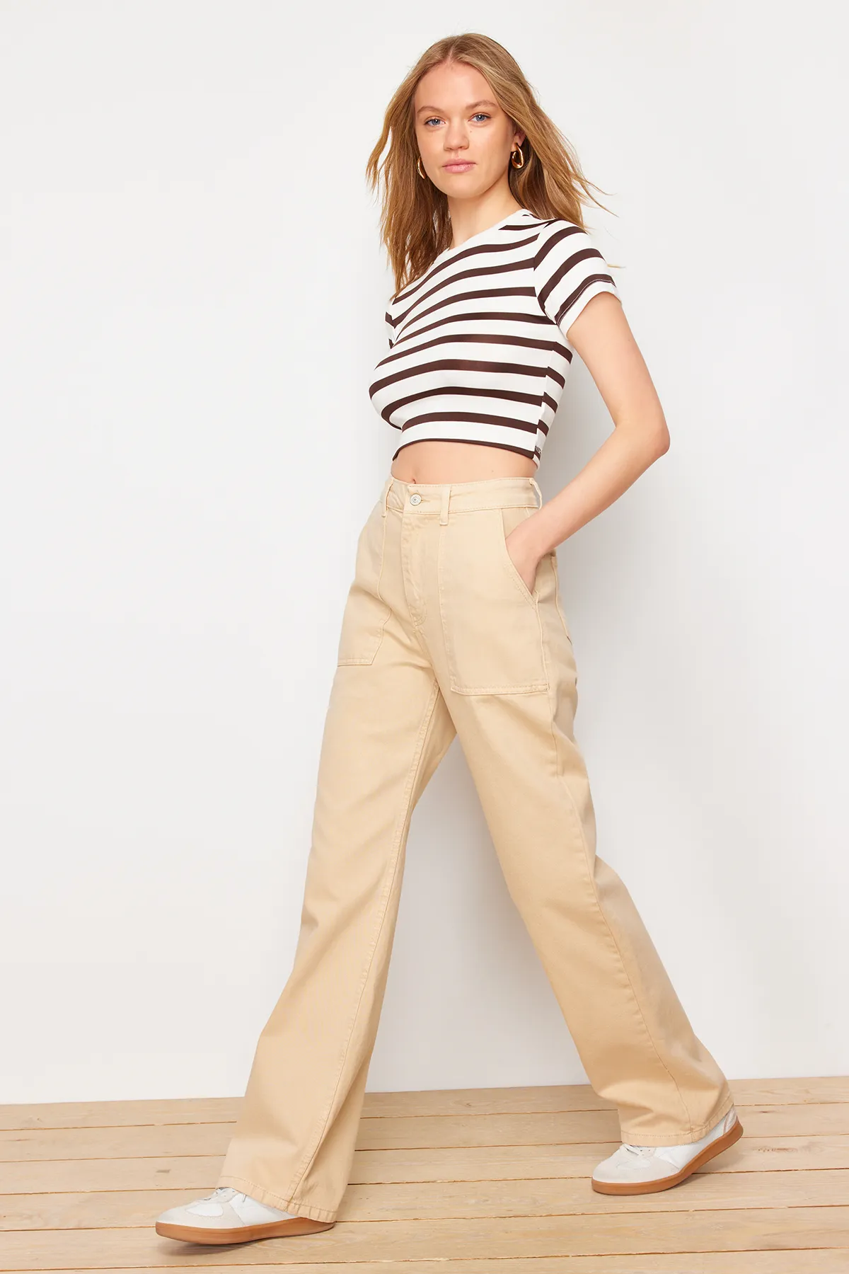 Trendyol Collection  Kamelfarbene Jeans mit hoher Taille und weitem Bein im 90er-Stil TWOAW22JE0595