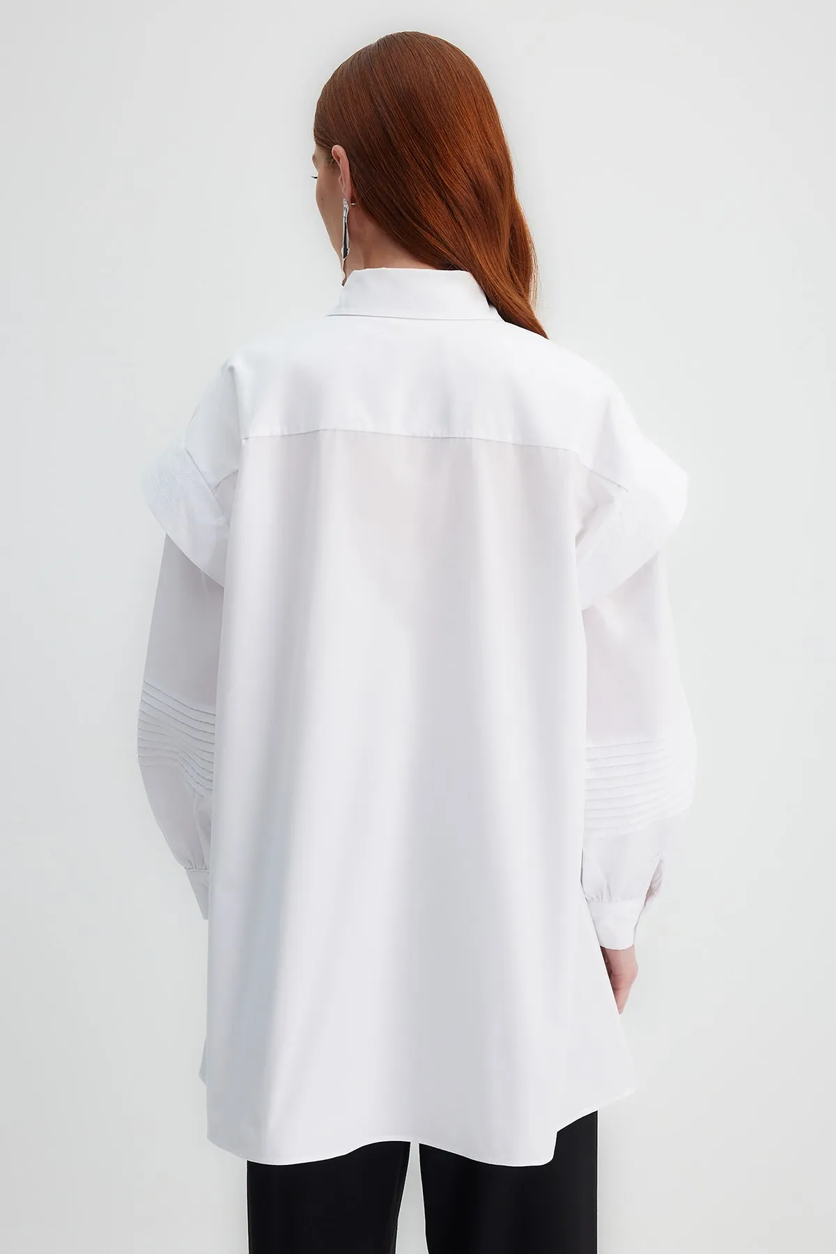 Trendyol Modest  X Kevser Sarıoglu Weißes Hemd aus 100 % gewebtem Popeline mit gerippten Nähten TCLSS23TG00002
