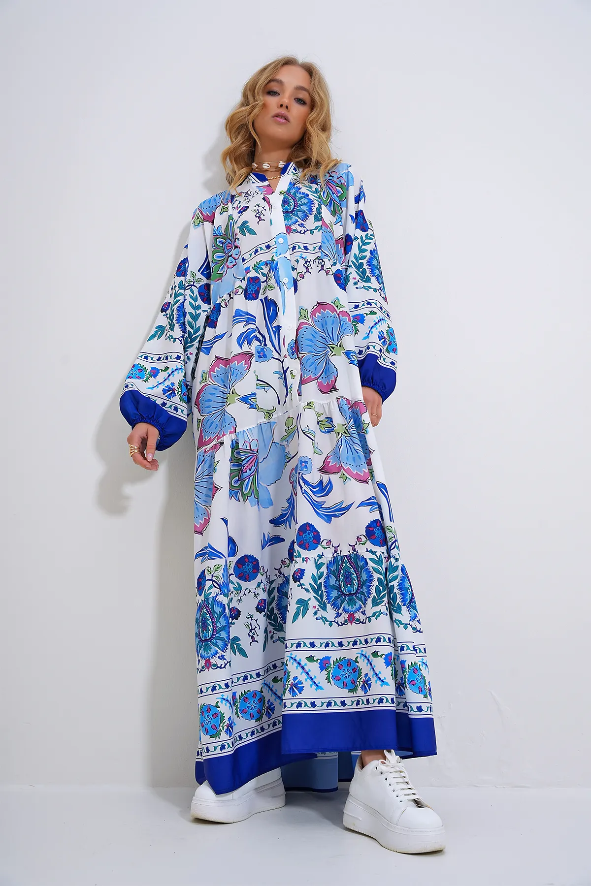 Trend Alaçatı Stili  Weiß-blaues Maxikleid mit hohem Kragen und Schalkragen für Damen, gemustert, ALC-X11593