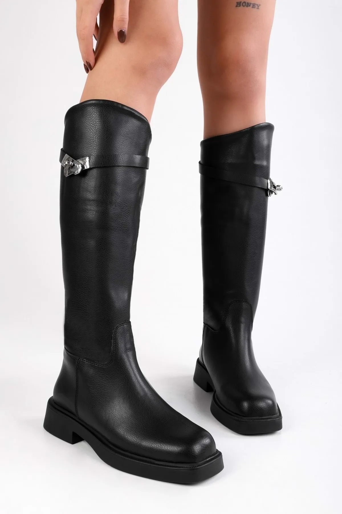 Shoeberry  Schwarze Gaiza-Stiefel mit dicker Sohle und Schnalle für Damen