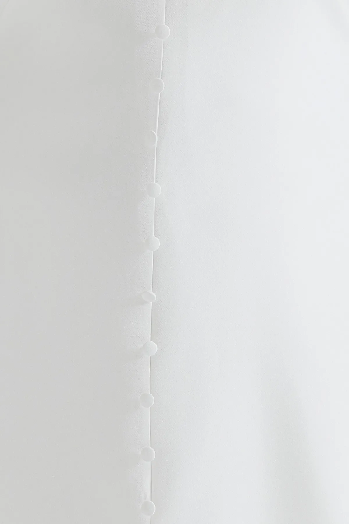 Trendyol Curve  Weißes gewebtes Braut-Midikleid mit Knopfdetail TBBSS23AH00220