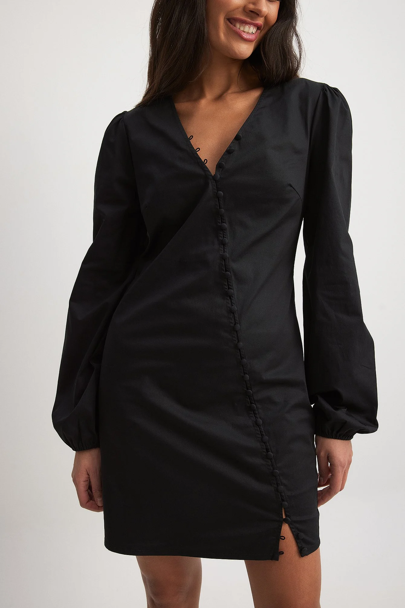 Asymmetrisches, langärmliges Minikleid mit Knöpfen