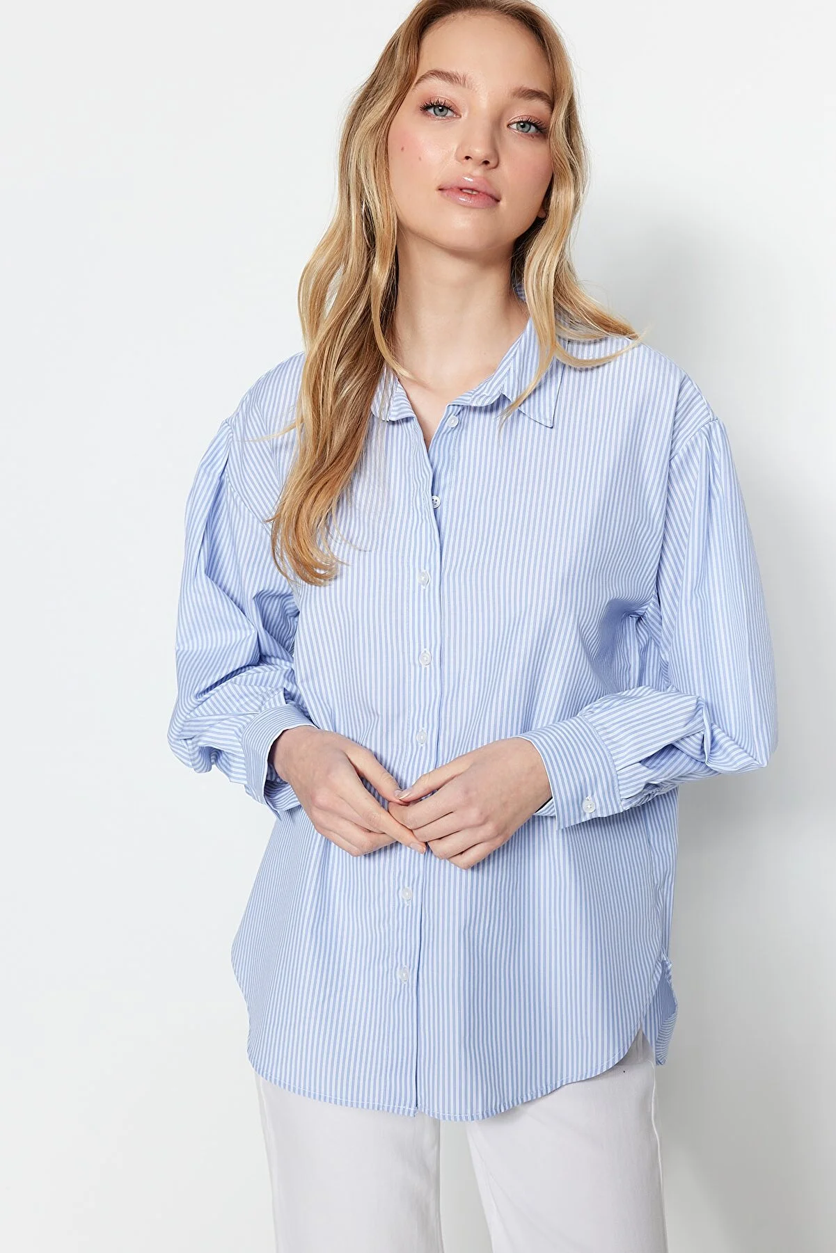 Trendyol Collection  Blau gestreiftes, gewebtes Oversize-/Wide-Fit-Hemd TWOSS23GO00144