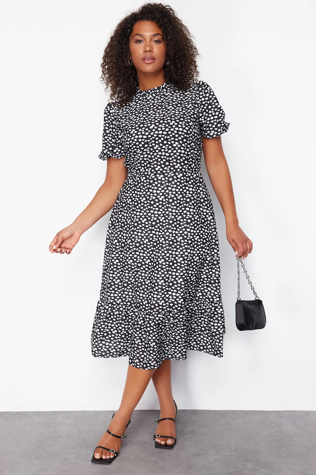 Trendyol Curve  Schwarzes gewebtes Kleid mit Stehkragen und Tiermuster TBBSS24AH00135