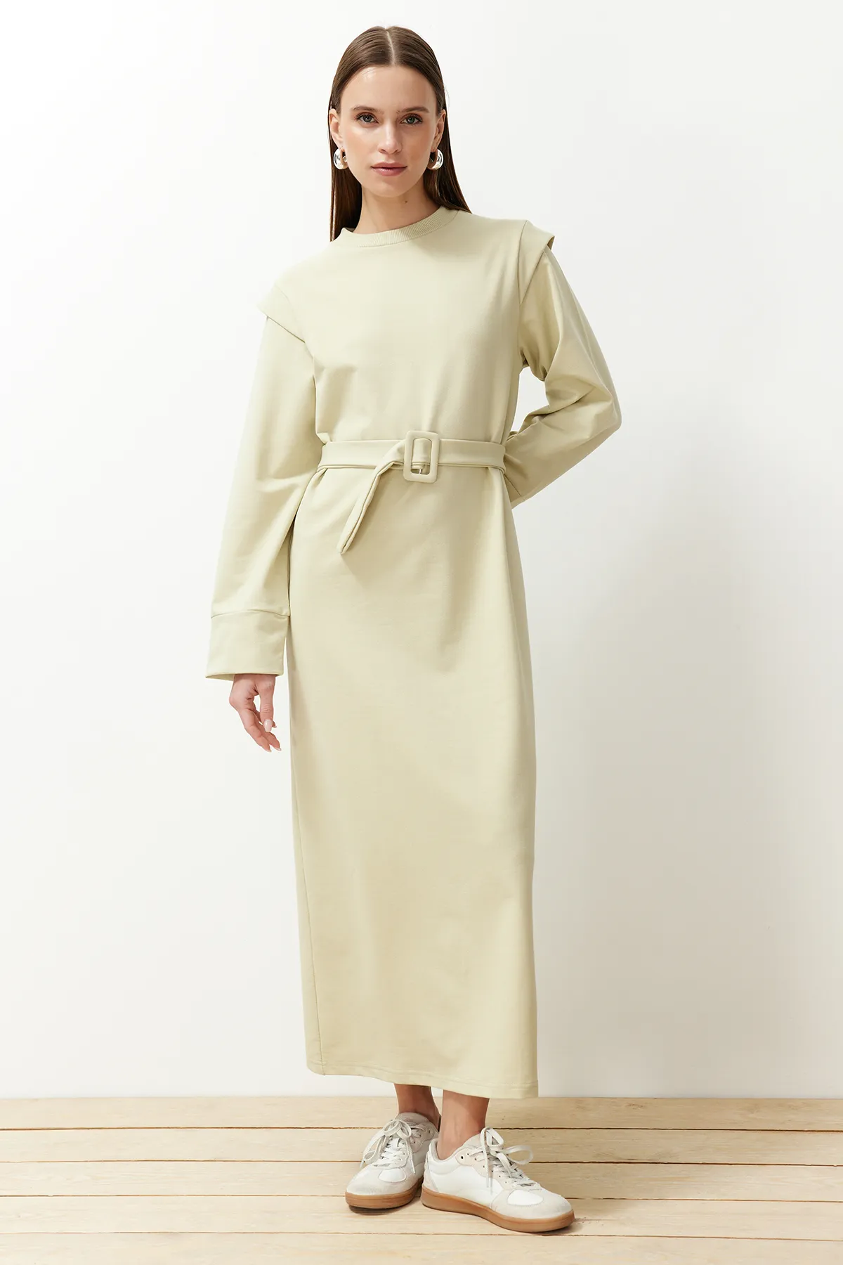 Trendyol Modest  Hellkhakifarbenes Strickkleid mit Gürtel und Schulterdetail TCTSS24EB00120