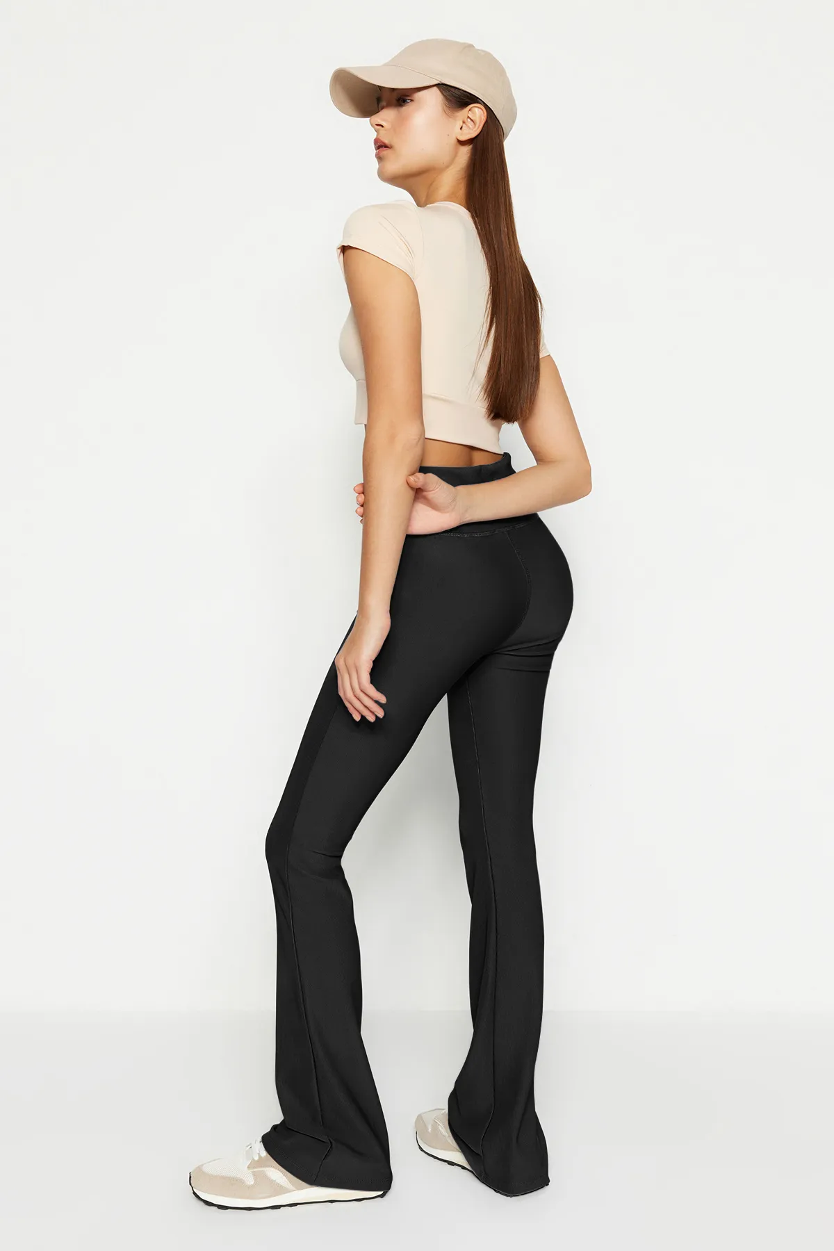 Trendyol Collection  Schwarze, gerippte, gestrickte Yoga-Sportstrumpfhose mit spanischen Beinen TWOAW23TY00011