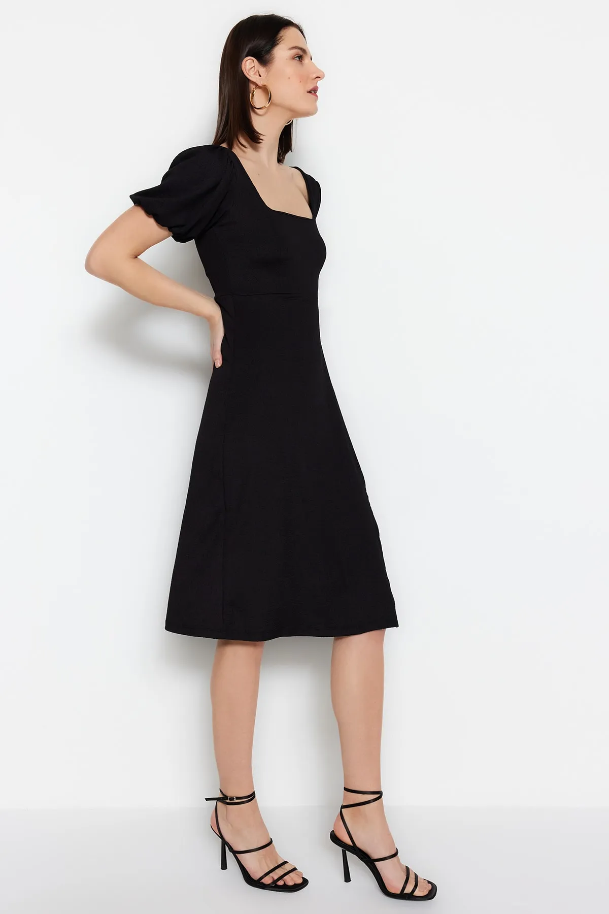 Trendyol Collection  Schwarzes A-Linien-Strickkleid mit quadratischem Ausschnitt, Ballonärmeln, Schlitzdetail, Wickel-/Strukturmuster TWOSS23EL01533