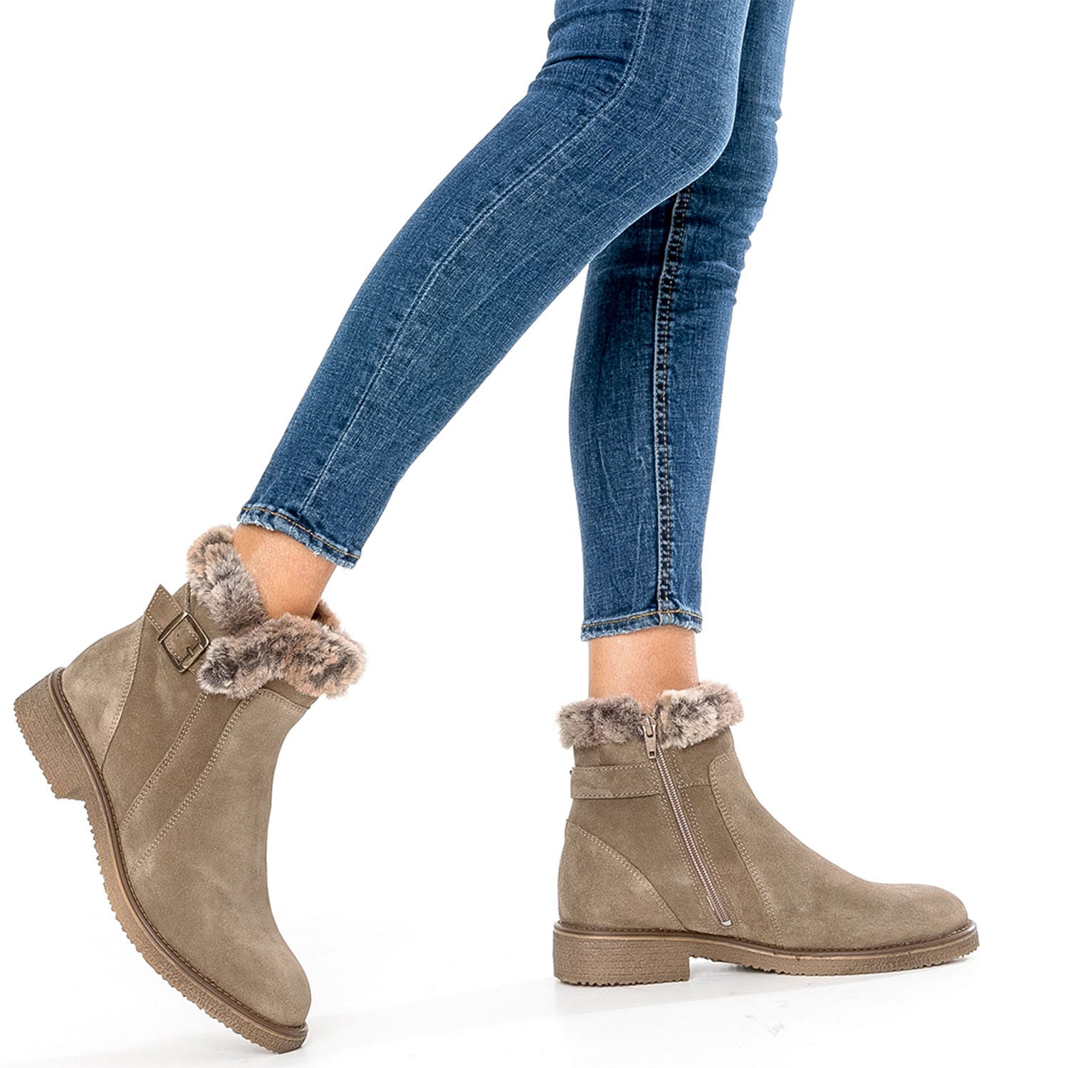 Boots taupe en cuir velours fourré