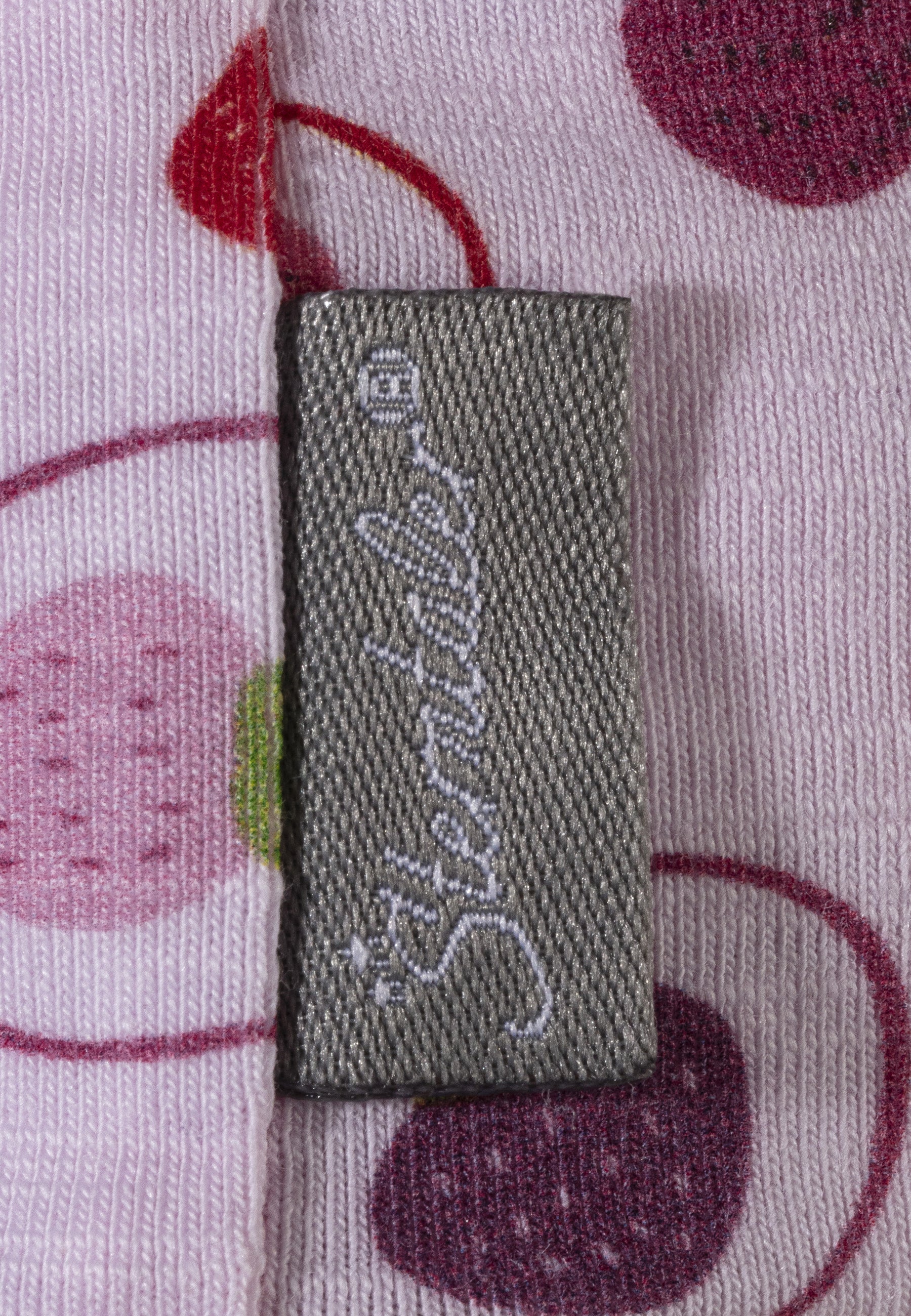 Beanie bedruckt mit vielen kleinen Erdbeeren in rosa