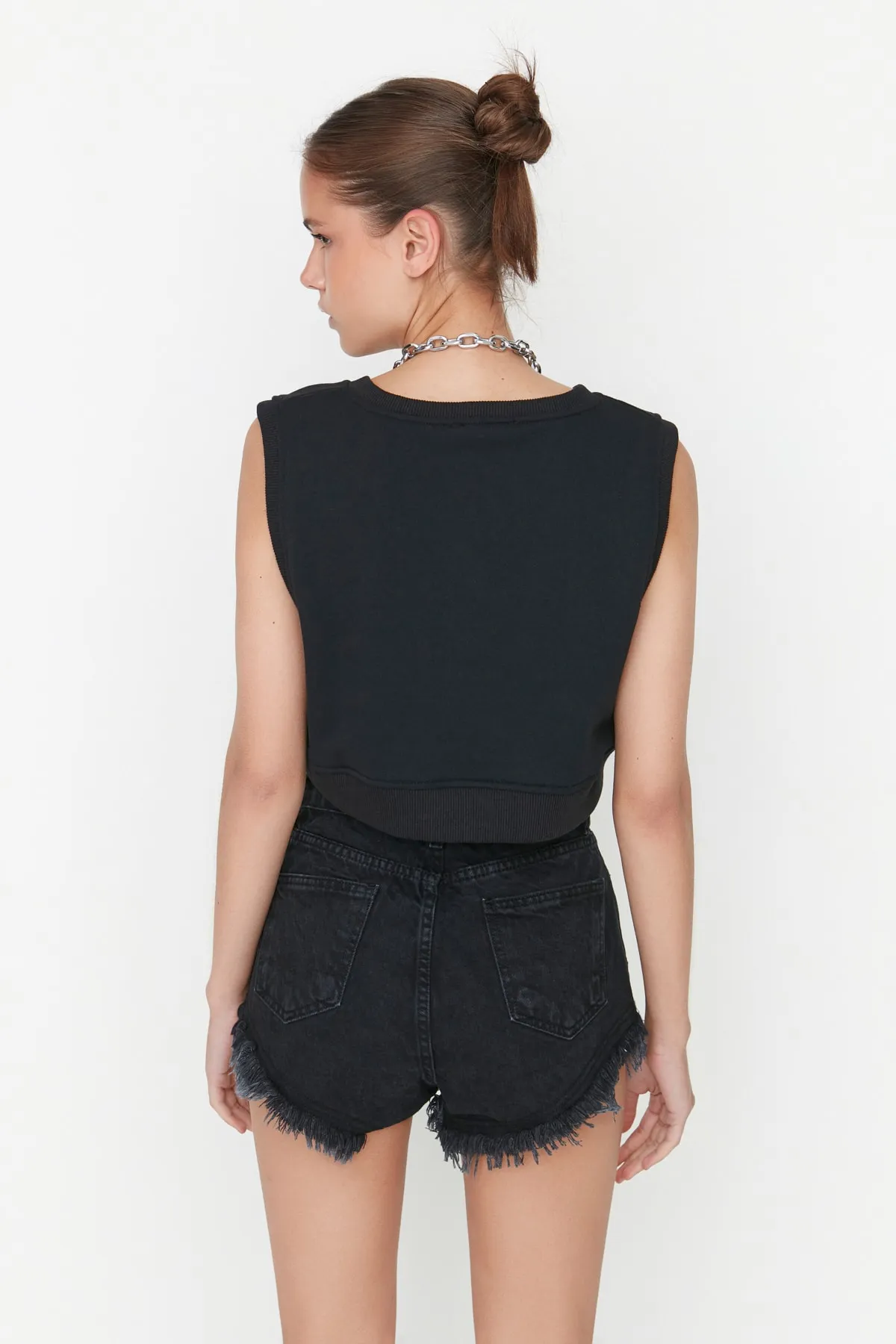 Trendyol Collection  Schwarze Jeansshorts mit zerrissenem Detail und hoher Taille TWOSS22SR00152