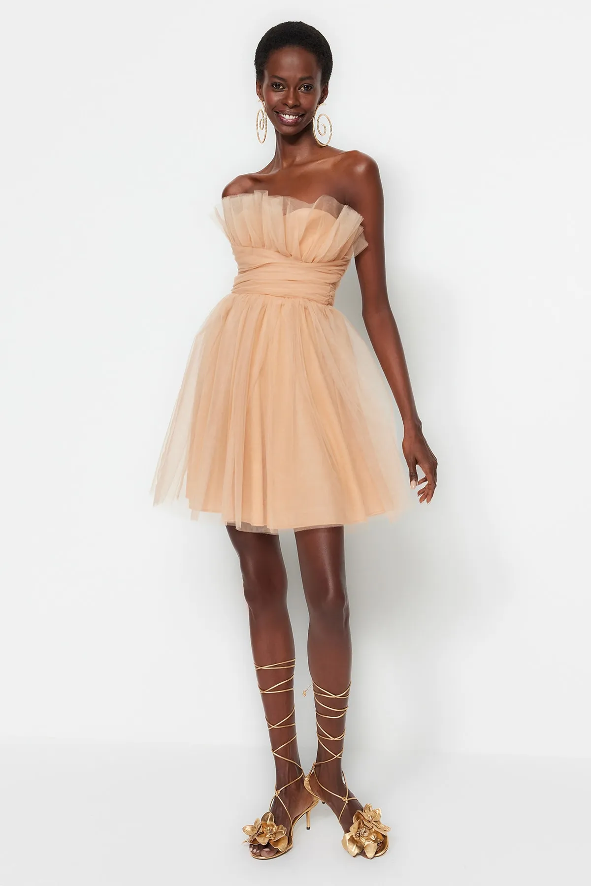 Trendyol Collection  Beiges Abendkleid mit offener Taille und Skater-Futter aus Tüll TPRSS23EL00343