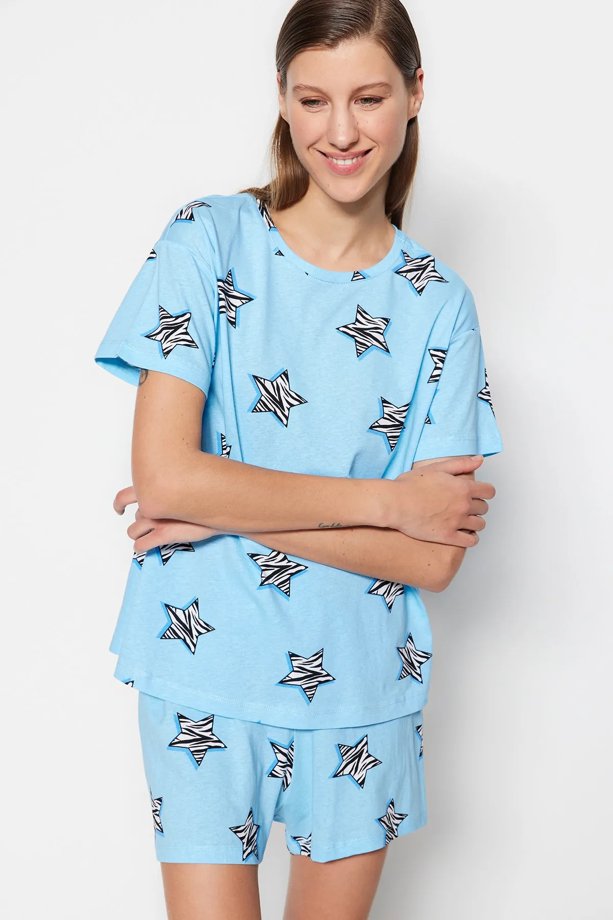 Trendyol Collection  Blaues Strickpyjama-Set mit T-Shirt und Shorts aus 100 % Baumwolle mit Sternmuster THMSS23PT00005