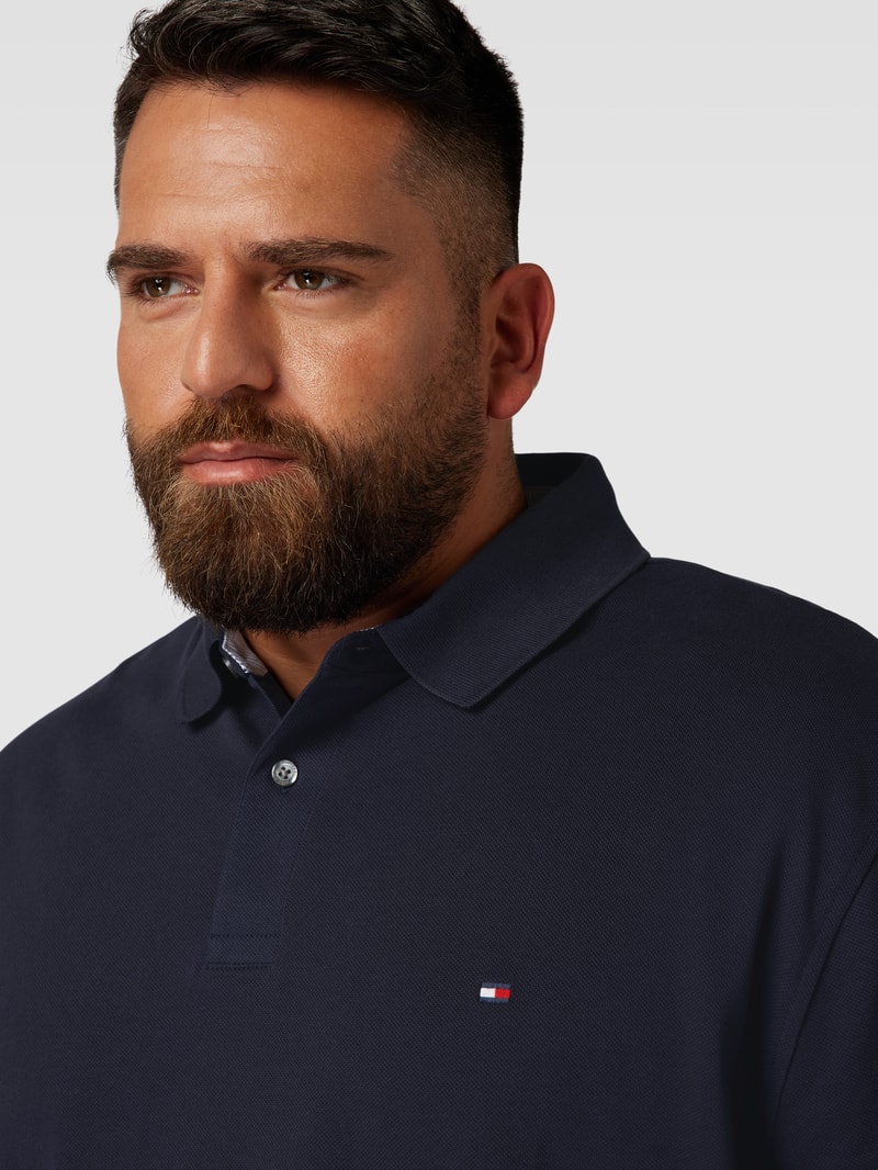 PLUS SIZE Poloshirt mit Logo-Stitching Modell '1985' in marineblau