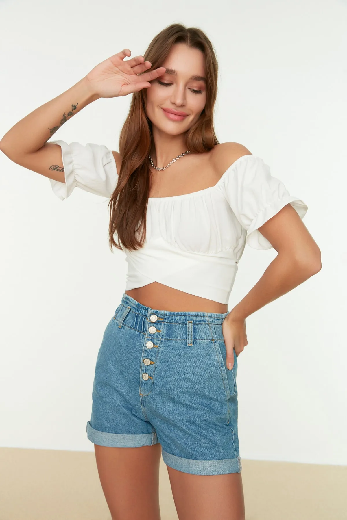 Trendyol Collection  Ecrufarbene, gewebte Bluse mit Carmen-Kragen und detaillierter Krawatte TWOSS21BZ0797
