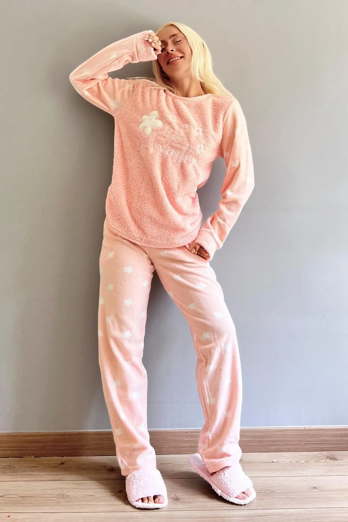 Pijamaevi  Salmon Hello Winter gemustertes Plüsch-Pyjama-Set für Damen