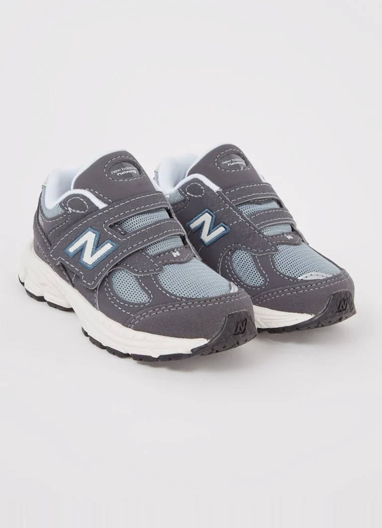 Teniși New Balance 2002R cu detalii din plasă și piele întoarsă.