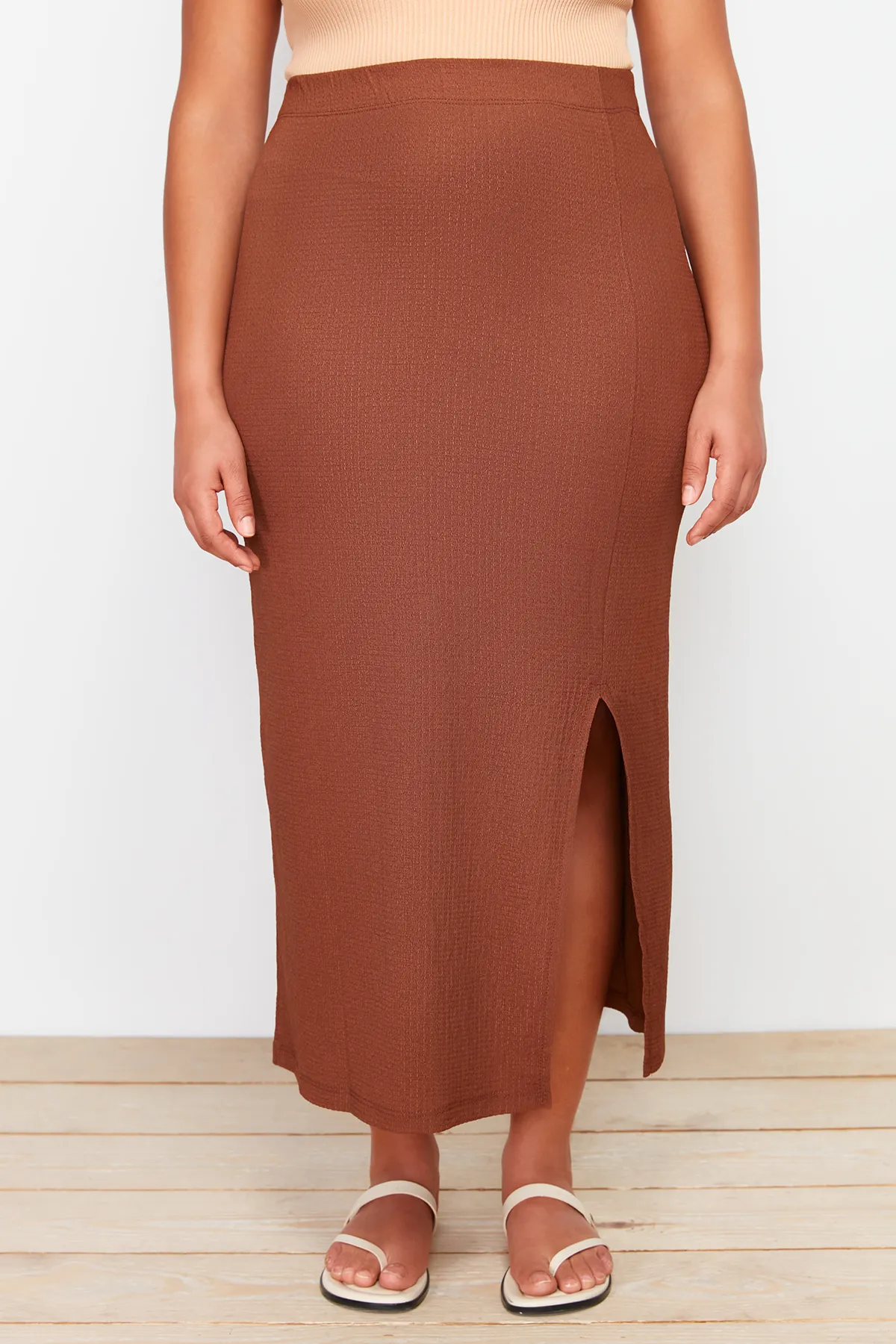 Trendyol Curve  Brauner Strickrock mit Schlitz TBBSS24AZ00013