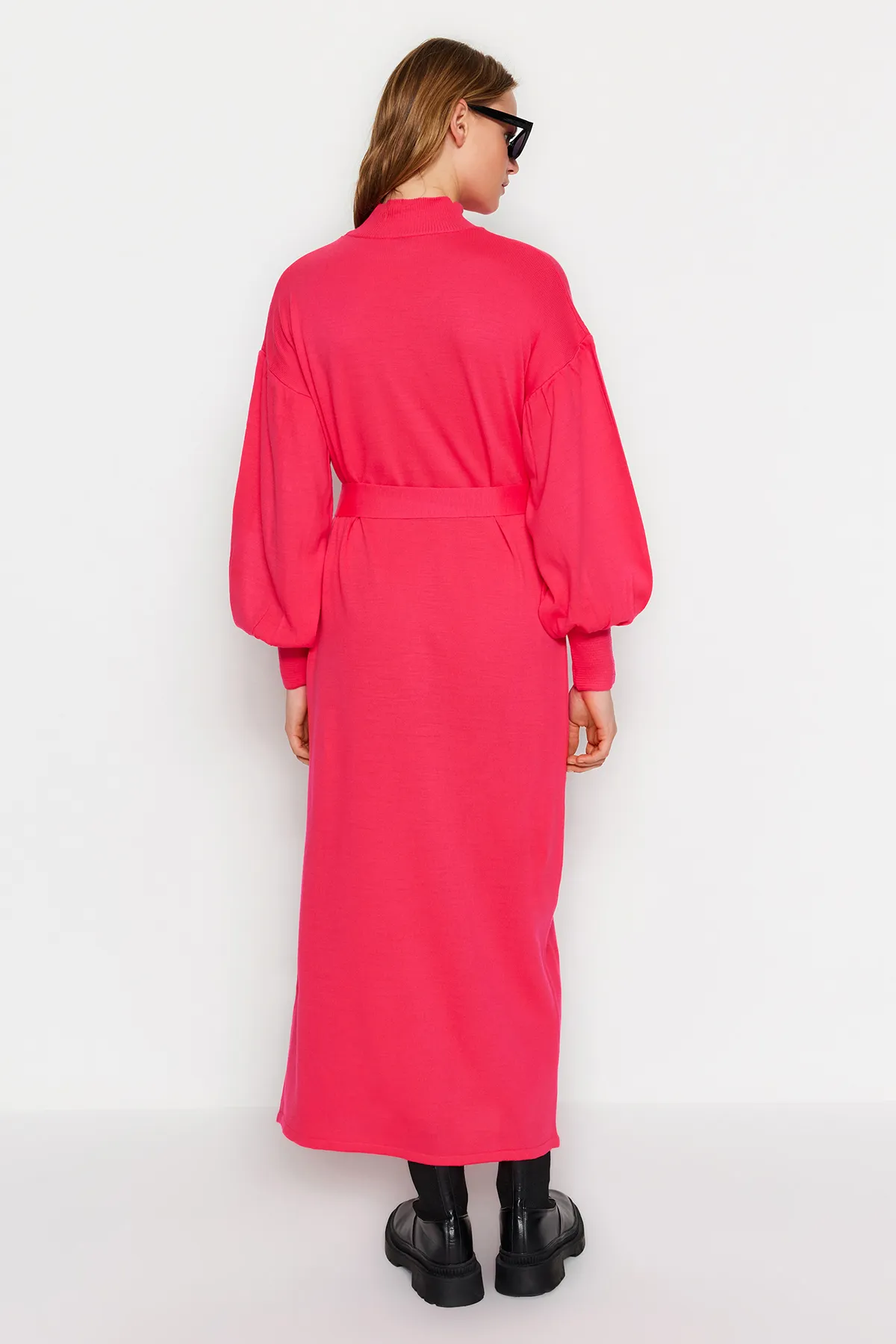 Trendyol Modest  Rosa Strickkleid mit halbem Rollkragen und Gürtel TCTAW24EB00023
