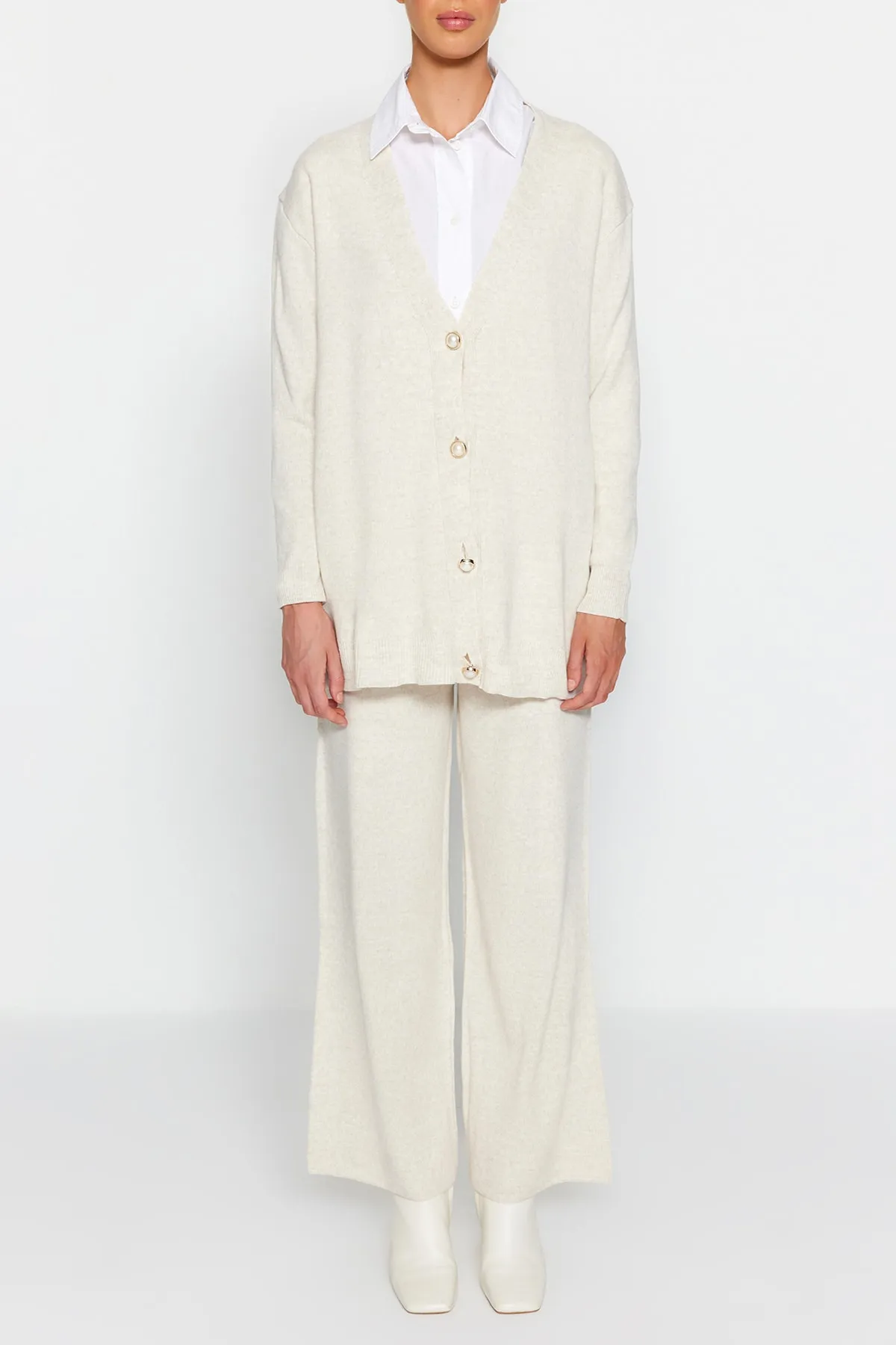 Trendyol Modest  Strickset mit Strickjacke, Hose und Oberteil mit Knopfleiste in Steinperlenoptik TCTAW24US00037