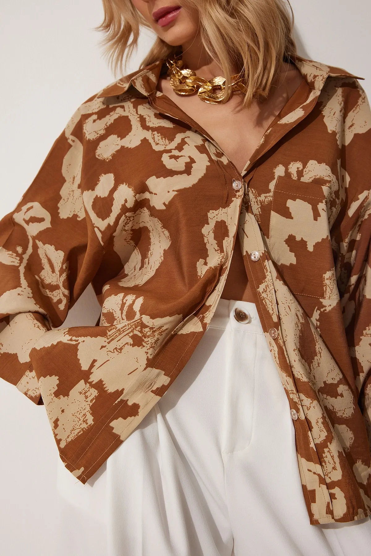 Happiness İstanbul  Braunes gemustertes Oversize-Hemd aus Baumwollsatin für Damen OH00044