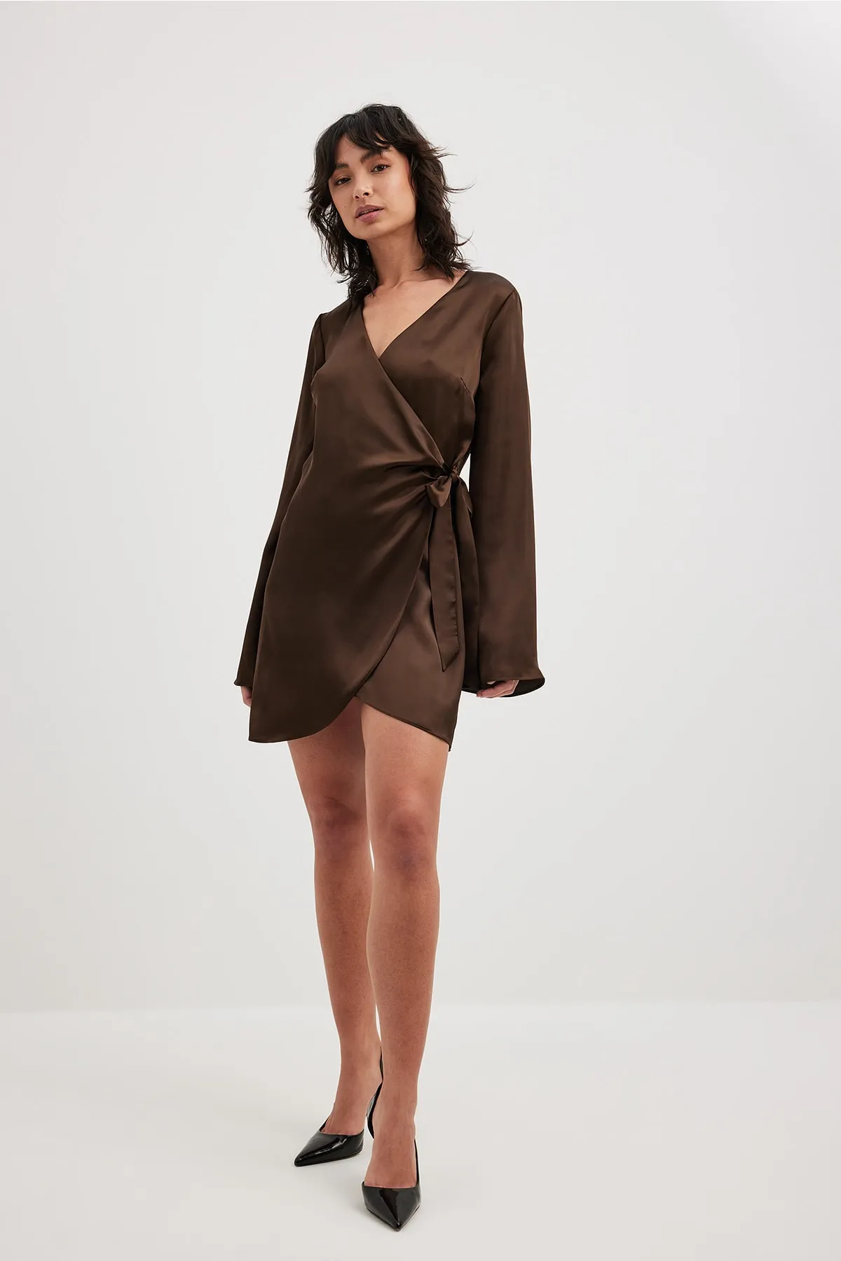 NA-KD  Wickelkleid aus Satin