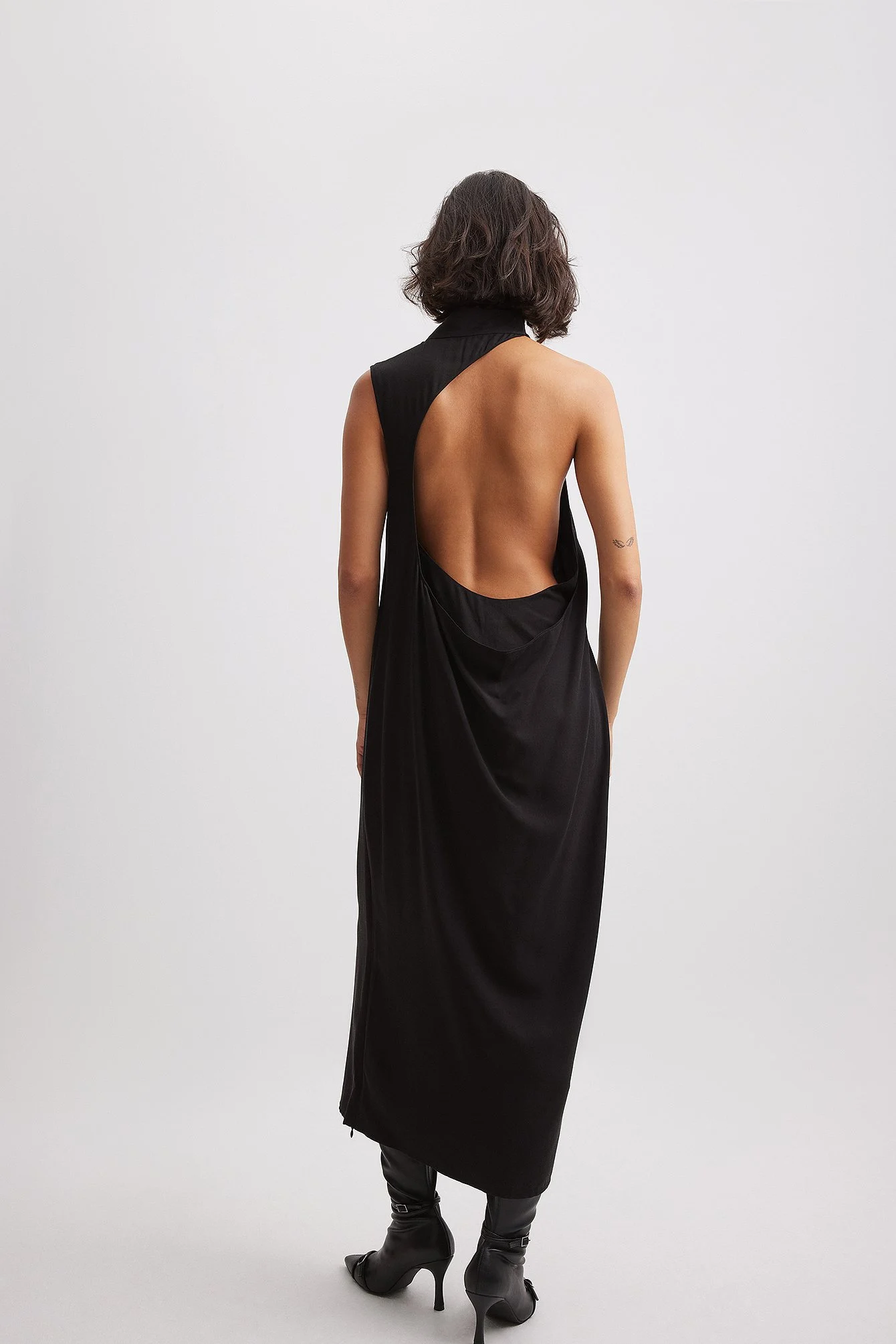 Kleid mit offenem Rücken und Rollkragen