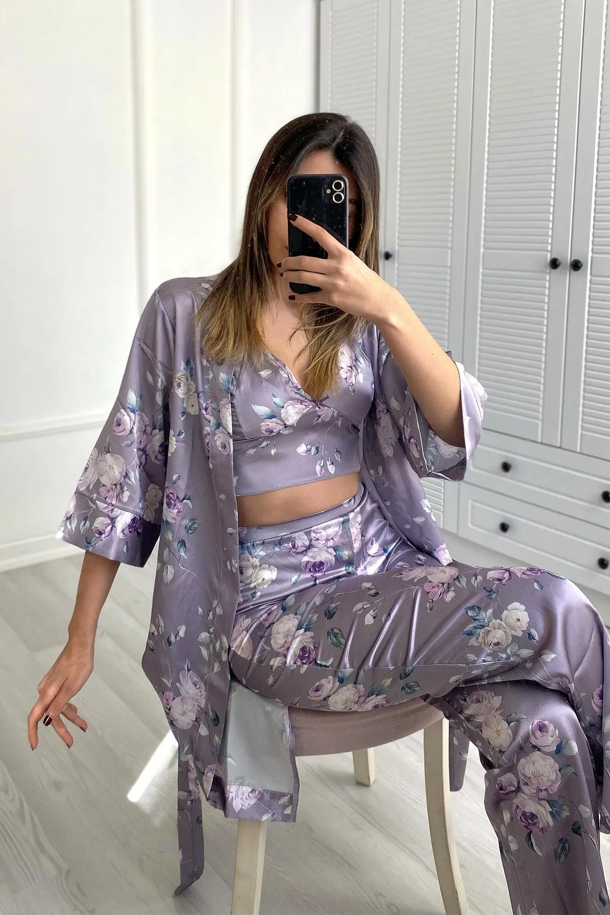 C&City  045 Gemustertes 3-teiliges Satin-Pyjama-Set für Damen in Grau