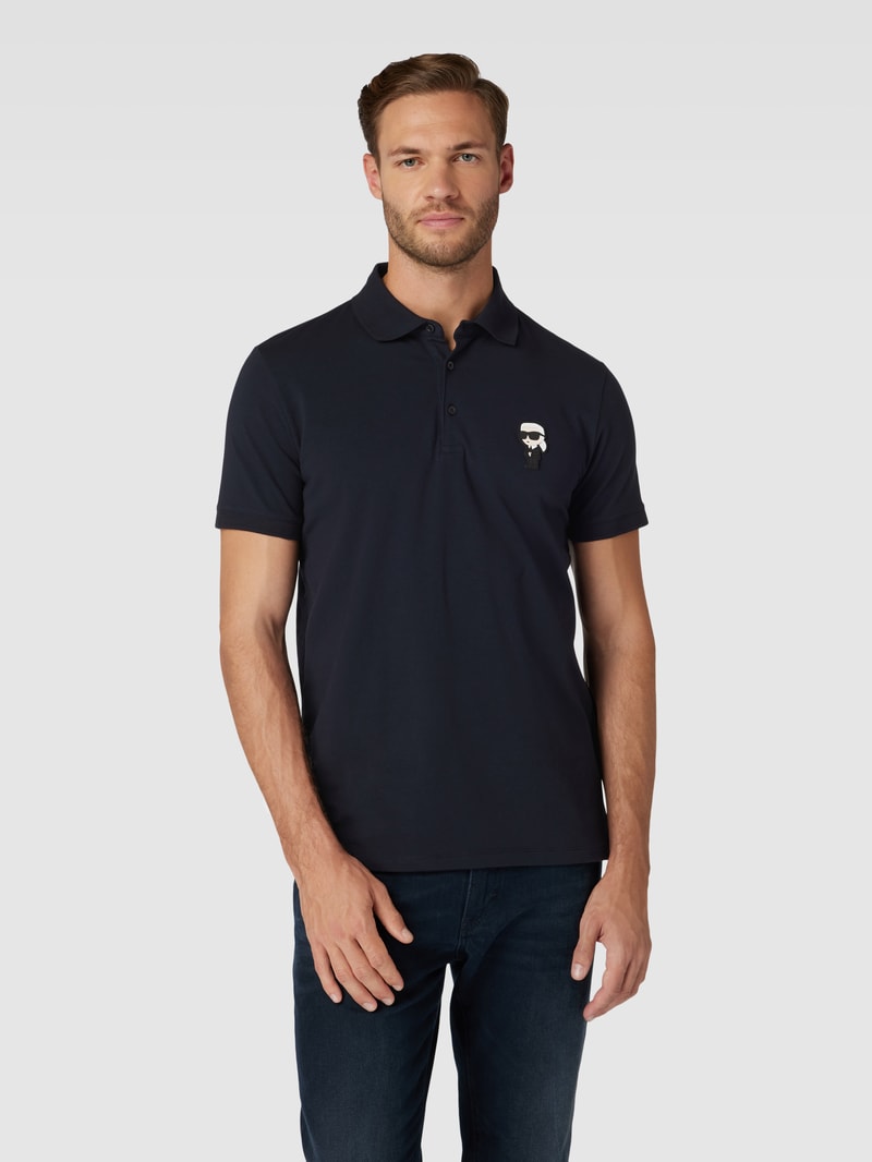 Poloshirt mit Motiv-Patch in dunkelblau