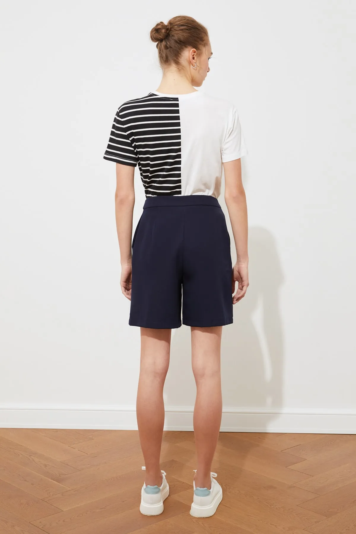 Trendyol Collection  Marineblaue, gewebte Shorts mit normaler Passform und Taschen TWOSS19WX0108