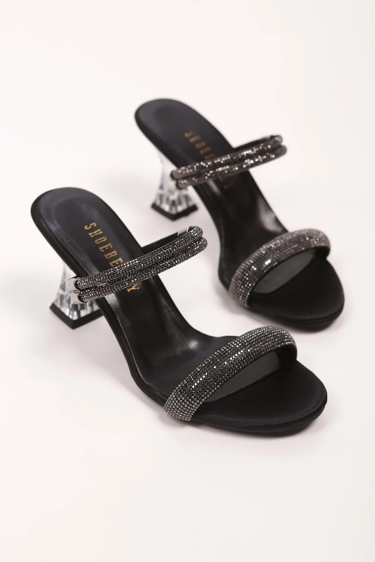 Shoeberry  Damen-Hausschuhe und -Schuhe von Dima aus schwarzem Satin mit Steinabsatz