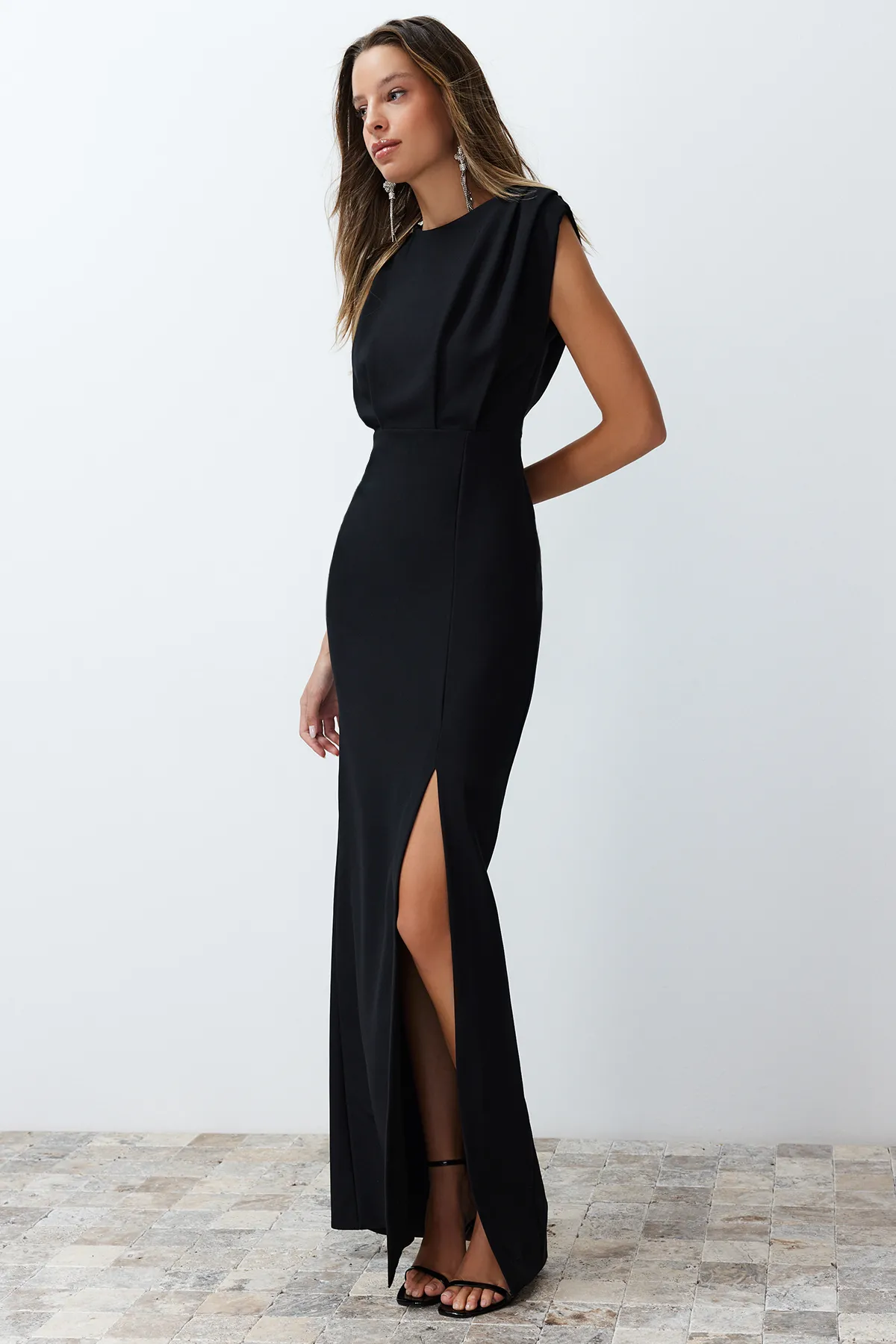 Trendyol Collection  Schwarzes wattiertes langes gewebtes Abendkleid TPRSS24AE00087