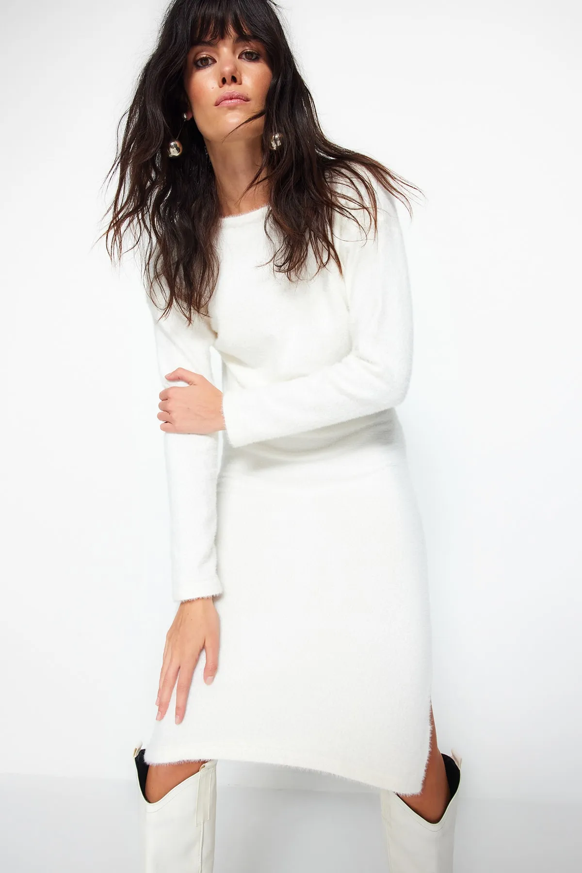 Trendyol Collection  Ecrufarbener, kurzer, weicher, strukturierter Pelzrock aus Strickoberteil und -unterteil TWOAW24AU00064