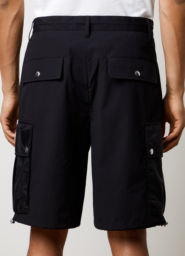 Pantaloncini cargo Moncler dalla vestibilità comoda e con tasche a patta.