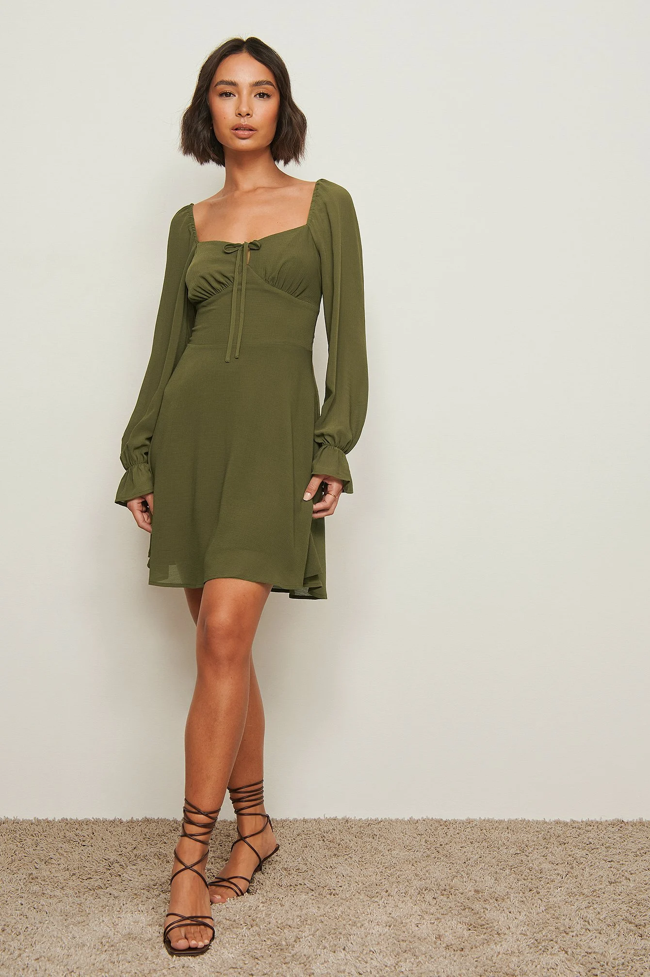 Recyceltes Kleid mit langen Ärmeln und Schnürung-Detail
