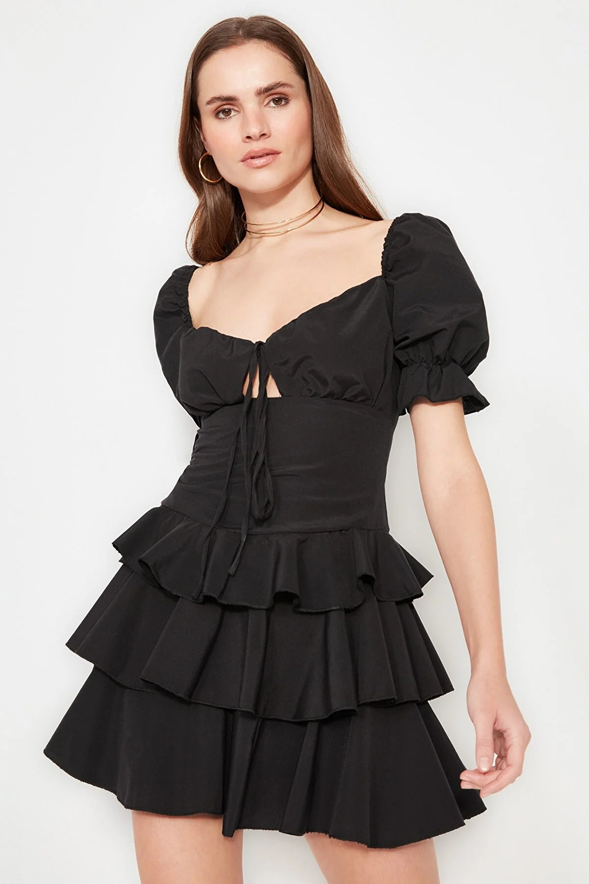 Trendyol Collection  Elegantes Abendkleid aus schwarzem Popeline mit offener Taille/Skater-Volant TPRSS22EL2098