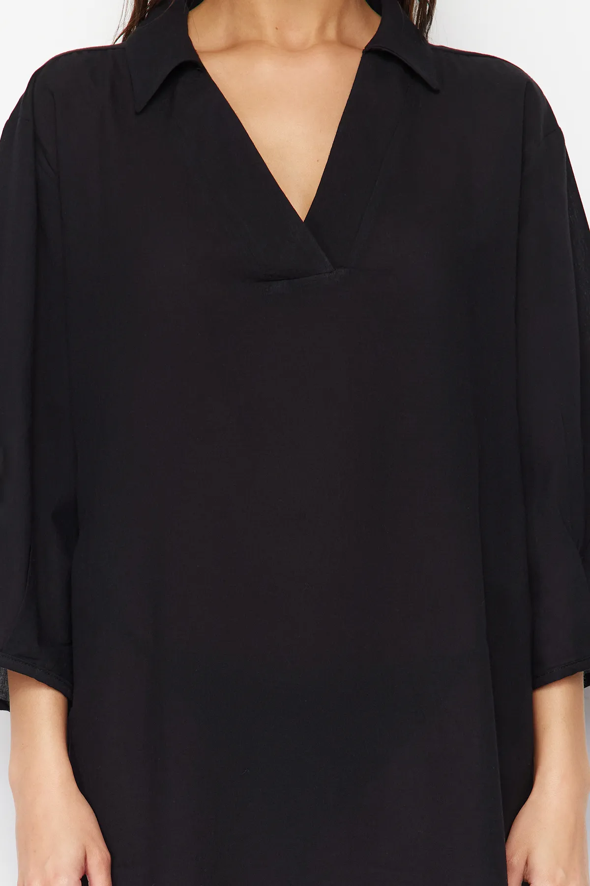 Trendyol Collection  Schwarzes, weit geschnittenes Midi-Strandkleid aus Webstoff TBESS22EL0009