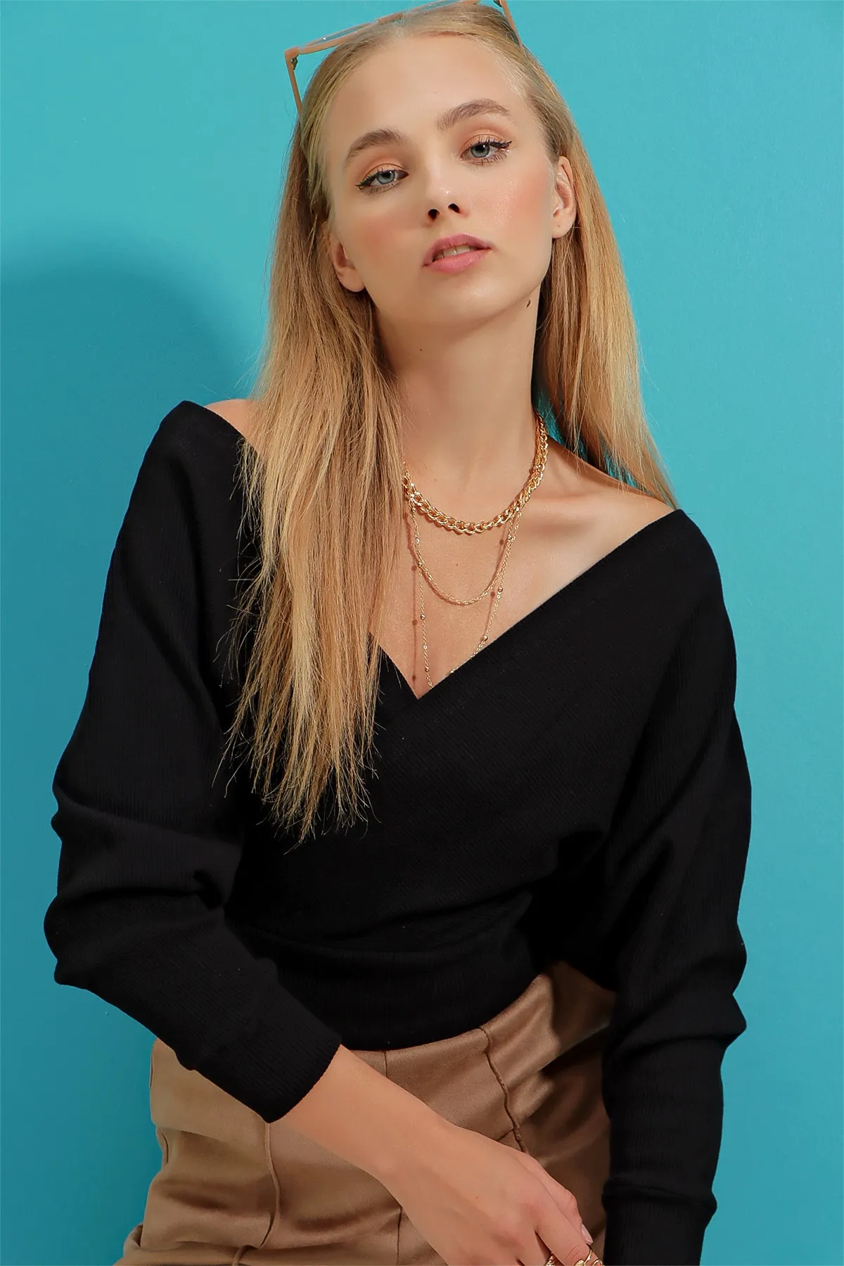 Trend Alaçatı Stili  Schwarze zweireihige Damenbluse mit V-Ausschnitt vorne und hinten ALC-019-053-BLZ